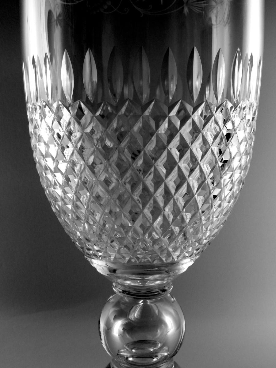 Cristal Vase italien de style néoclassique en forme de calice avec fond en cristal de diamants en vente