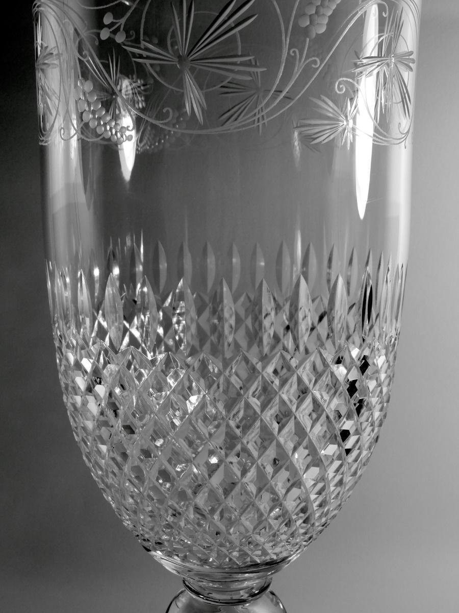 Fatto a mano Vaso a forma di calice in stile neoclassico italiano in cristallo molato e diamantato in vendita