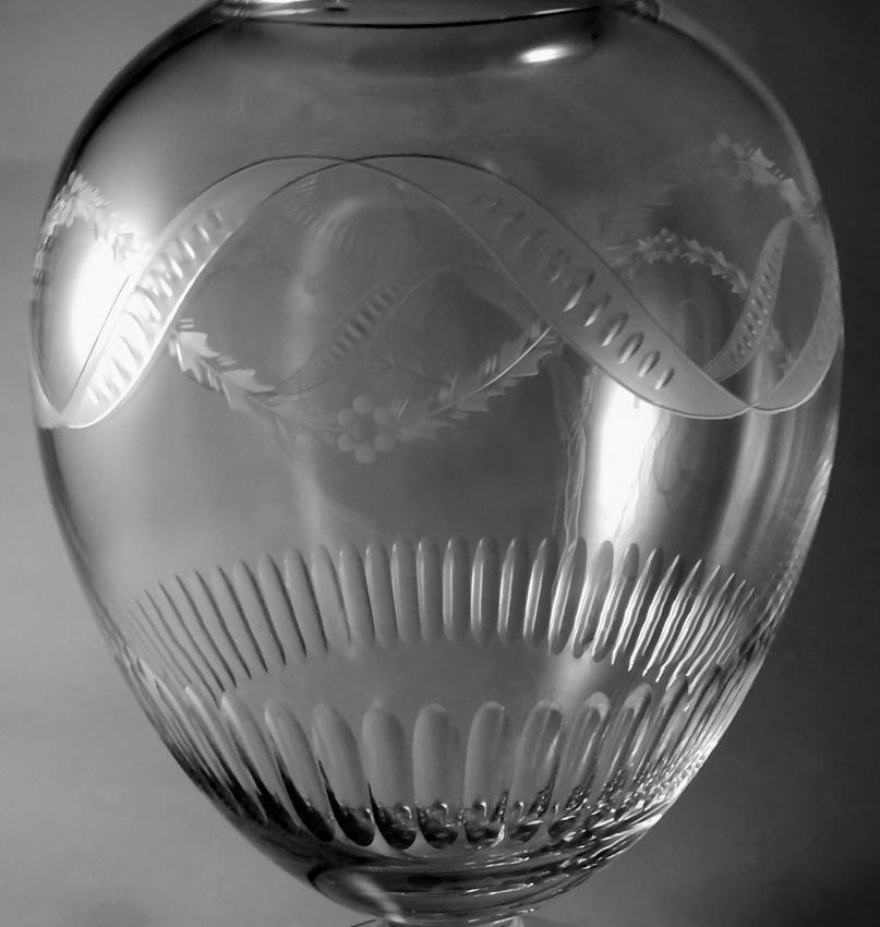 Neoclassical Style Italian Crystal Vase With Festoon Engravings In Excellent Condition For Sale In Prato, Tuscany