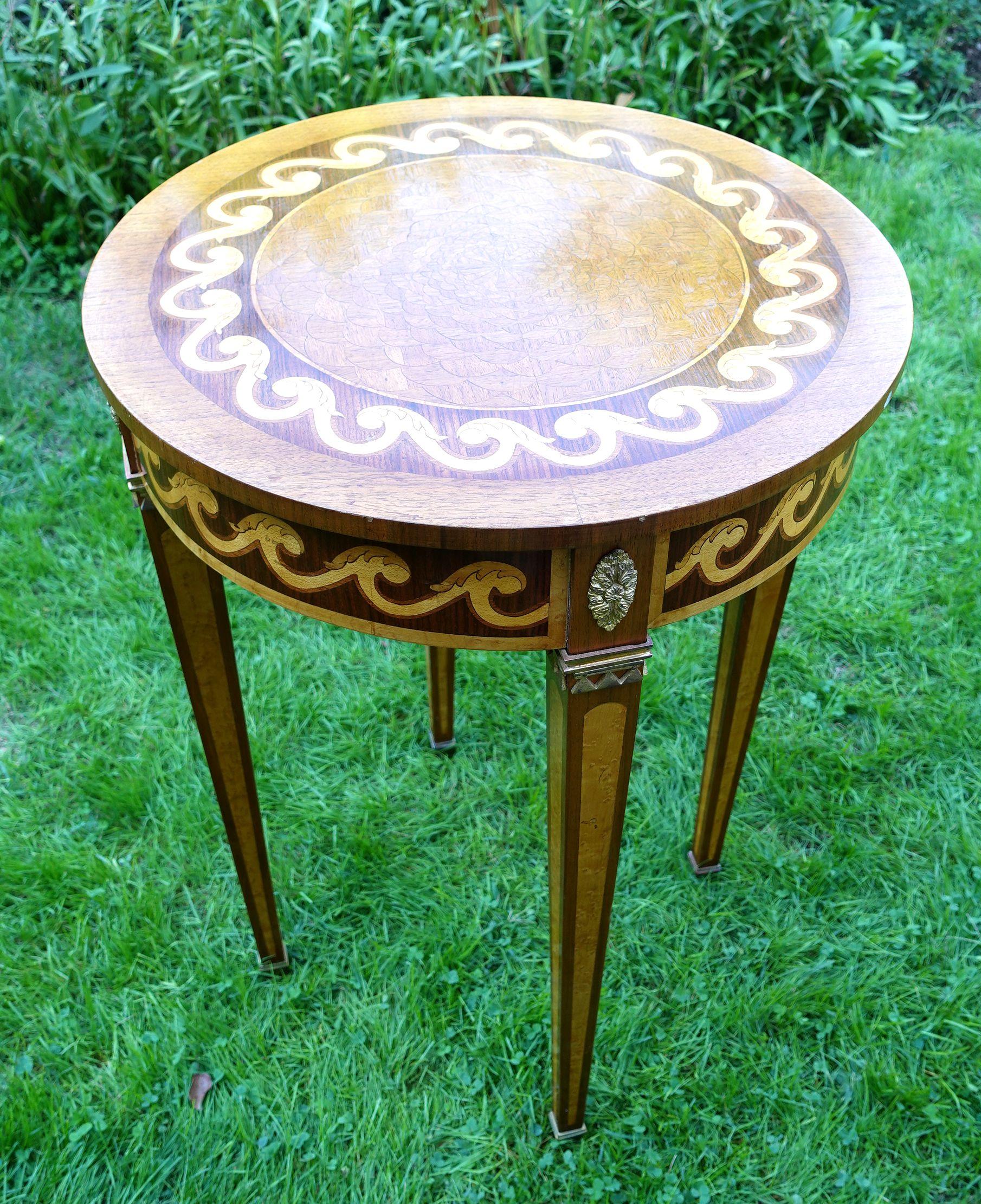 Sculpté à la main Table à tambour incrustée italienne de style néoclassique en vente
