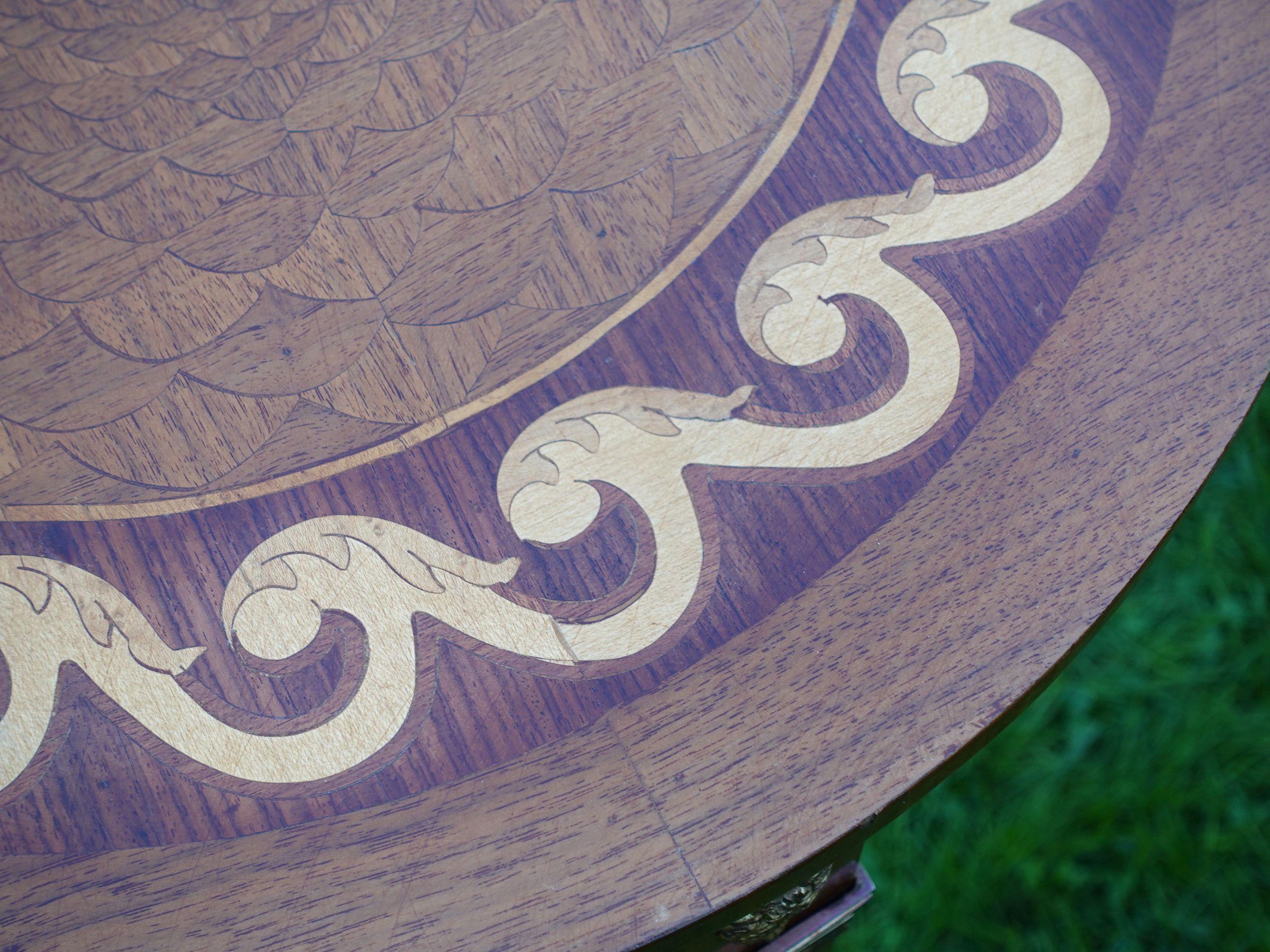 Bois Table à tambour incrustée italienne de style néoclassique en vente