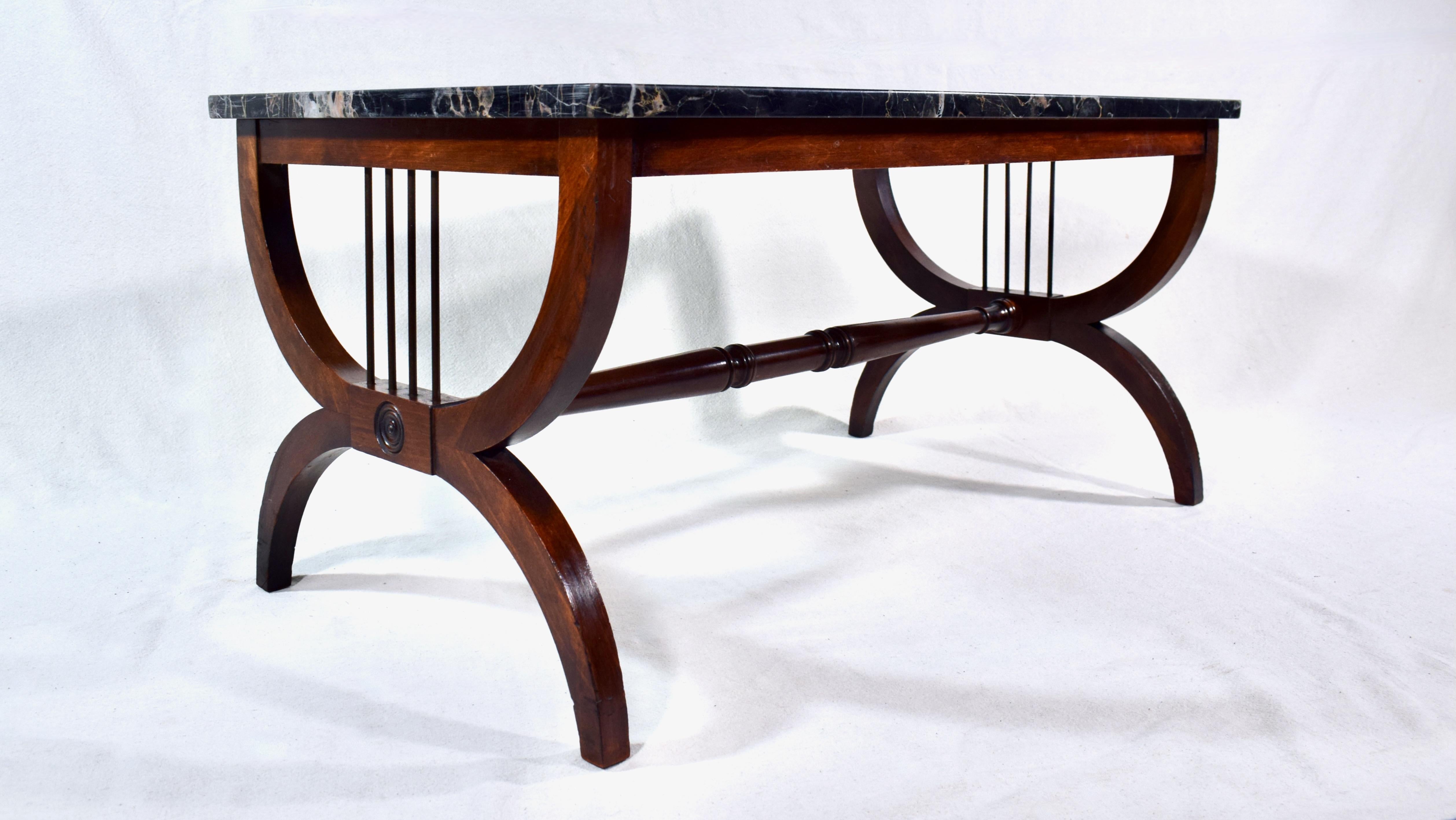 20ième siècle Table à cocktail curule en marbre noir Portoro de style néoclassique italien en vente