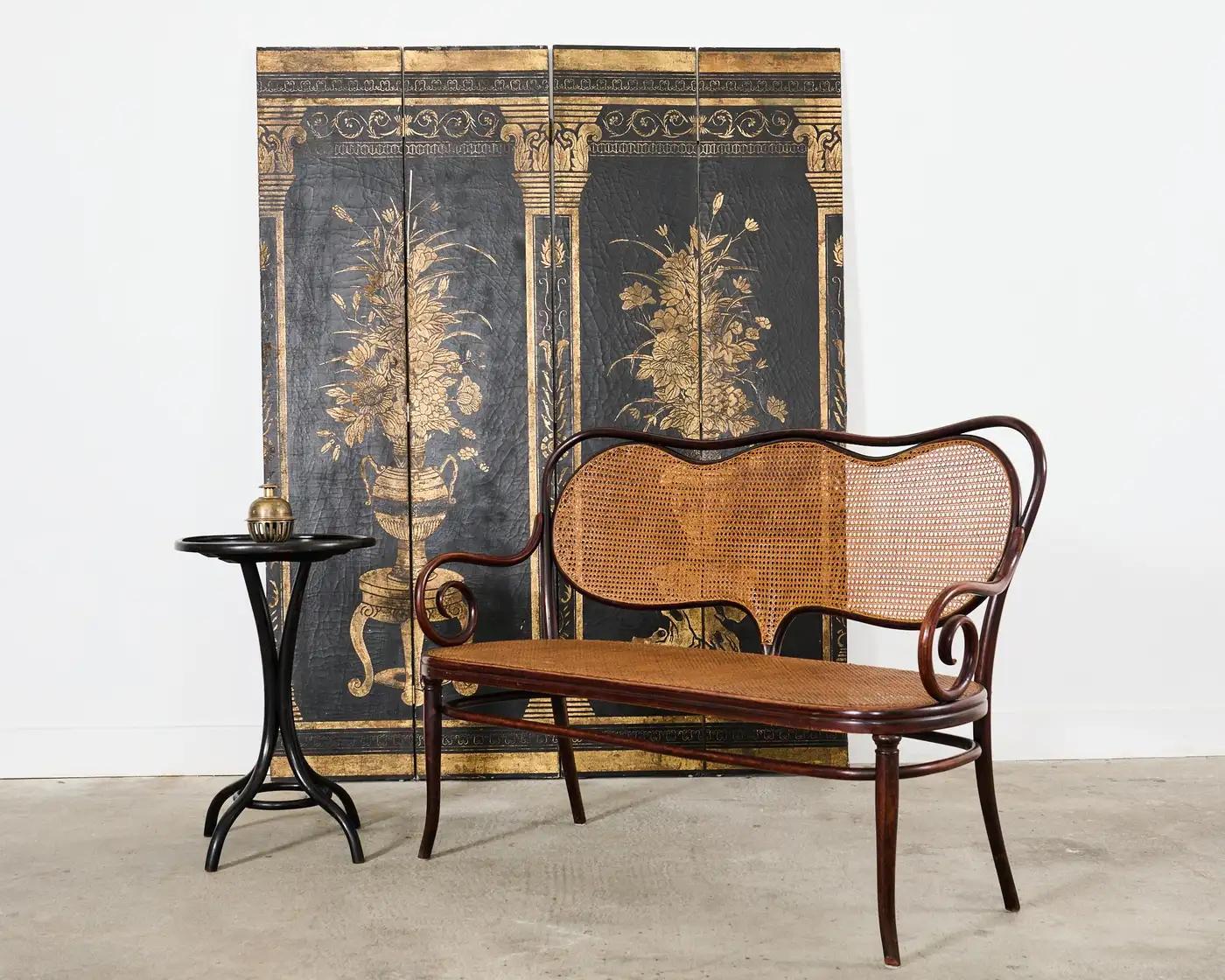 Drammatico paravento asiatico a cinque pannelli, frammento di un paravento dipinto più grande. Il paravento presenta una tela laccata su una cornice in legno che raffigura un'architettura a colonne in stile neoclassico con composizioni floreali e