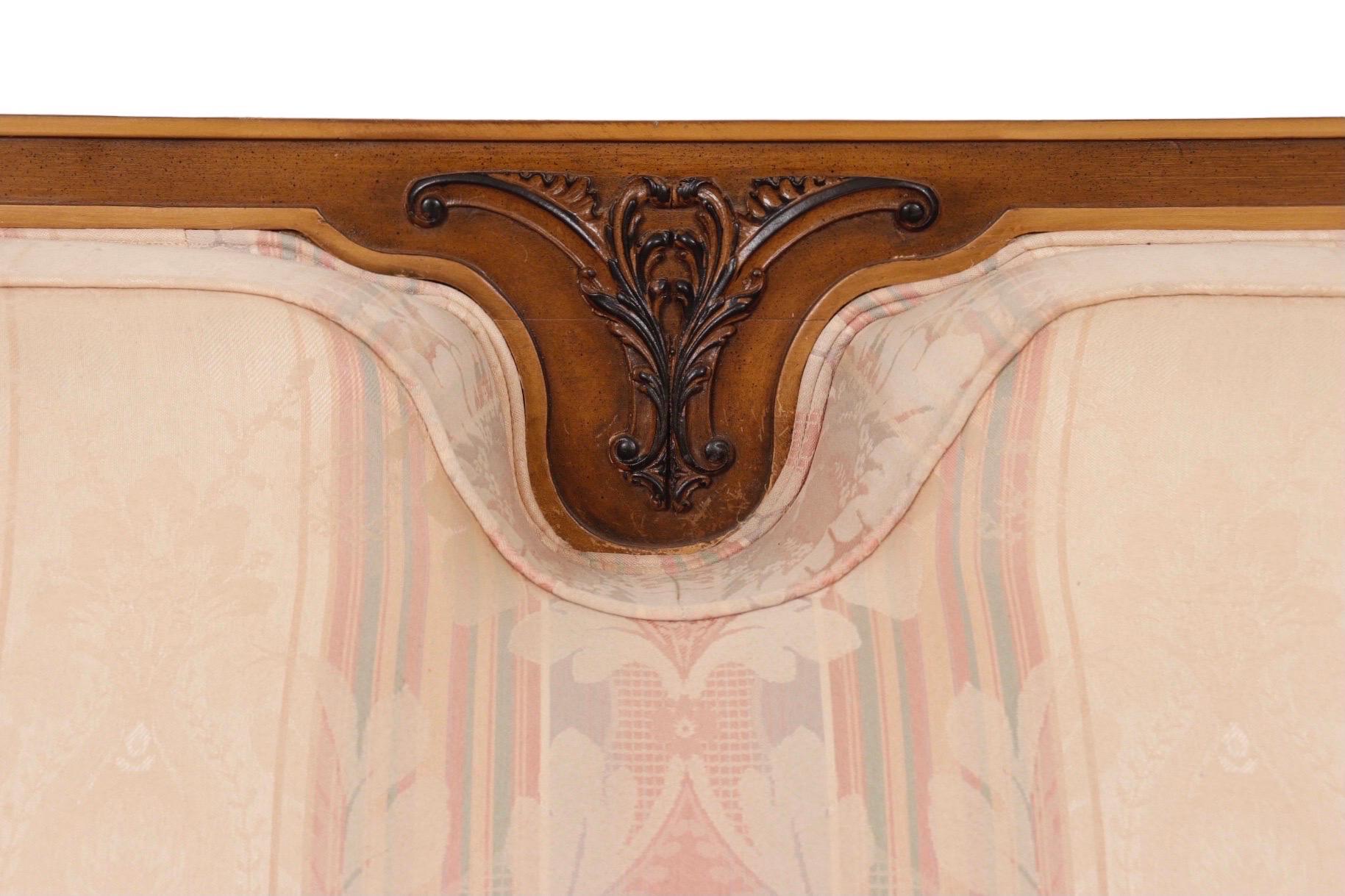 Großes Sofa im neoklassischen Stil mit Schilfrohr im Zustand „Gut“ im Angebot in Bradenton, FL