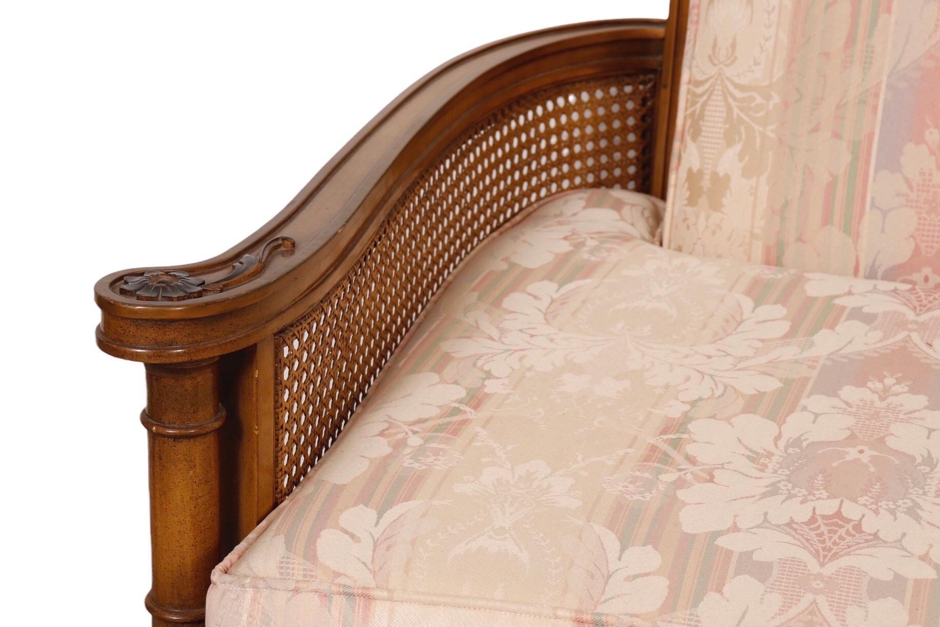 Großes Sofa im neoklassischen Stil mit Schilfrohr (Gehstock) im Angebot