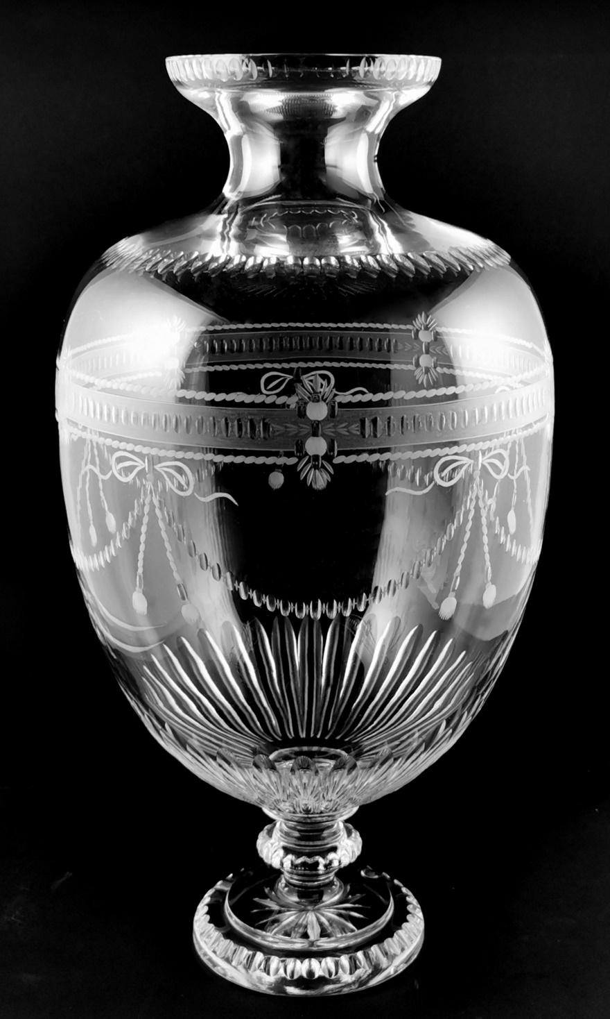 Neoclassical Style Large Italian Crystal Vase with 18th Century Engravings In Excellent Condition For Sale In Prato, Tuscany
