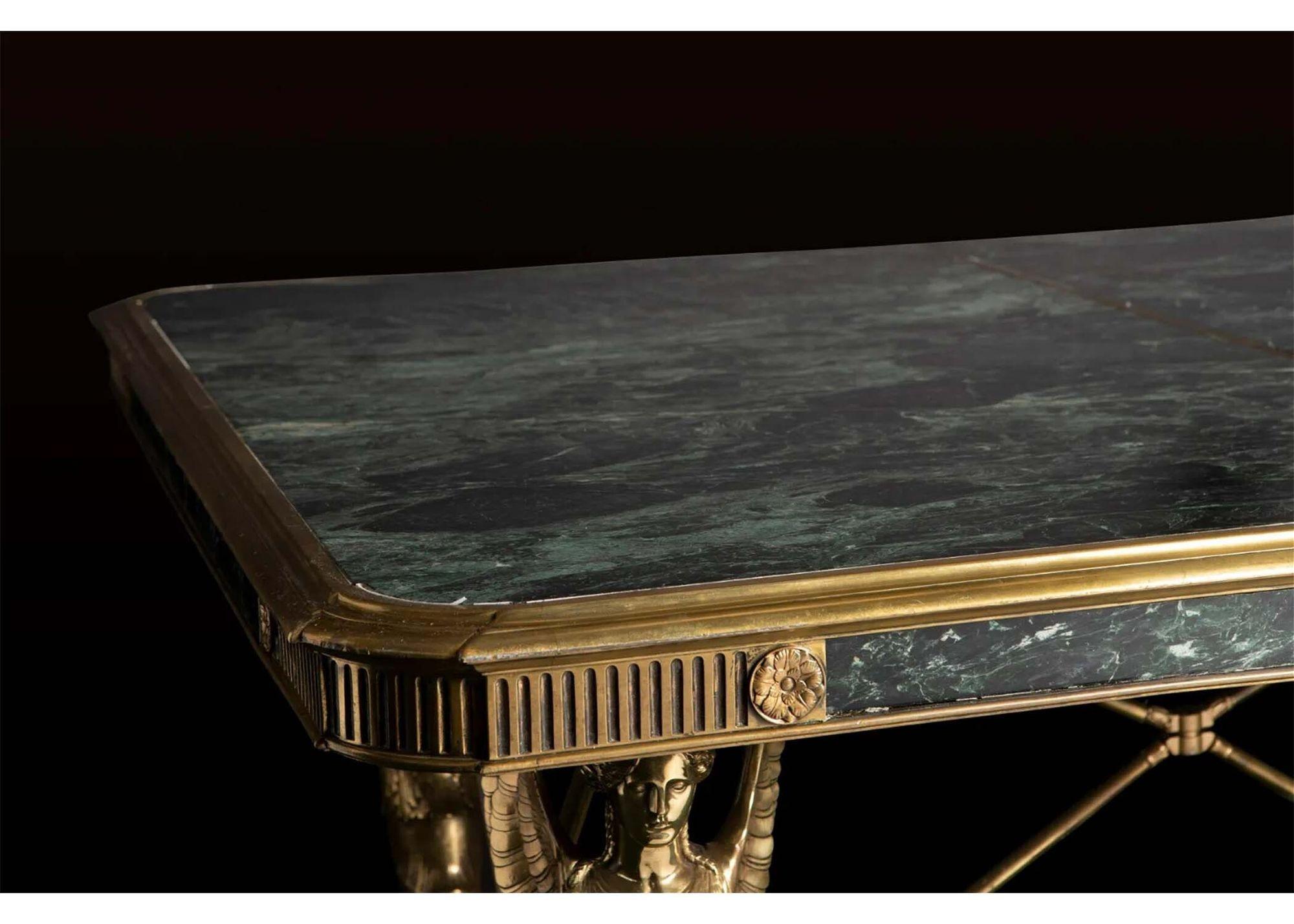 Doré Table de bibliothèque de style néoclassique en marbre et bronze de la fin du XIXe siècle en vente