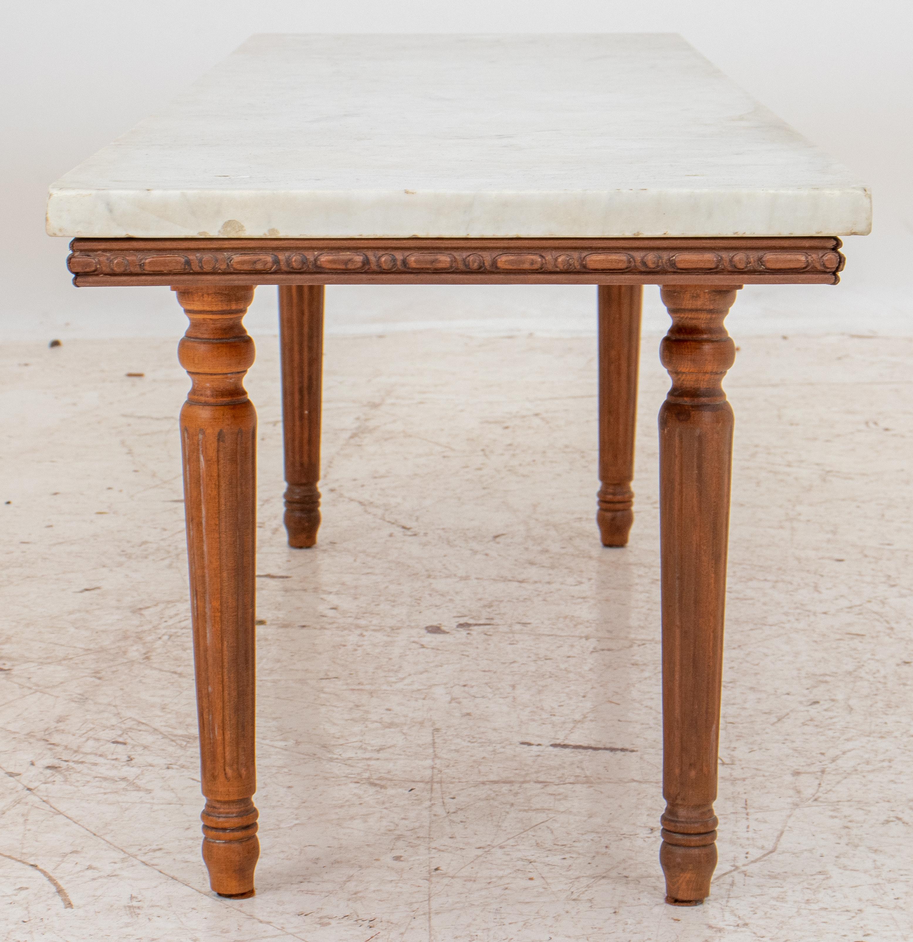 Néoclassique Table basse de style néoclassique avec plateau en marbre
