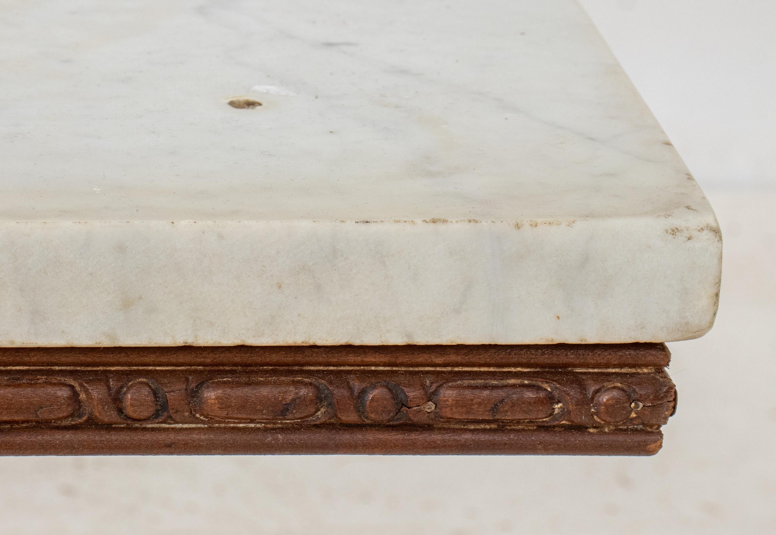 20ième siècle Table basse de style néoclassique avec plateau en marbre