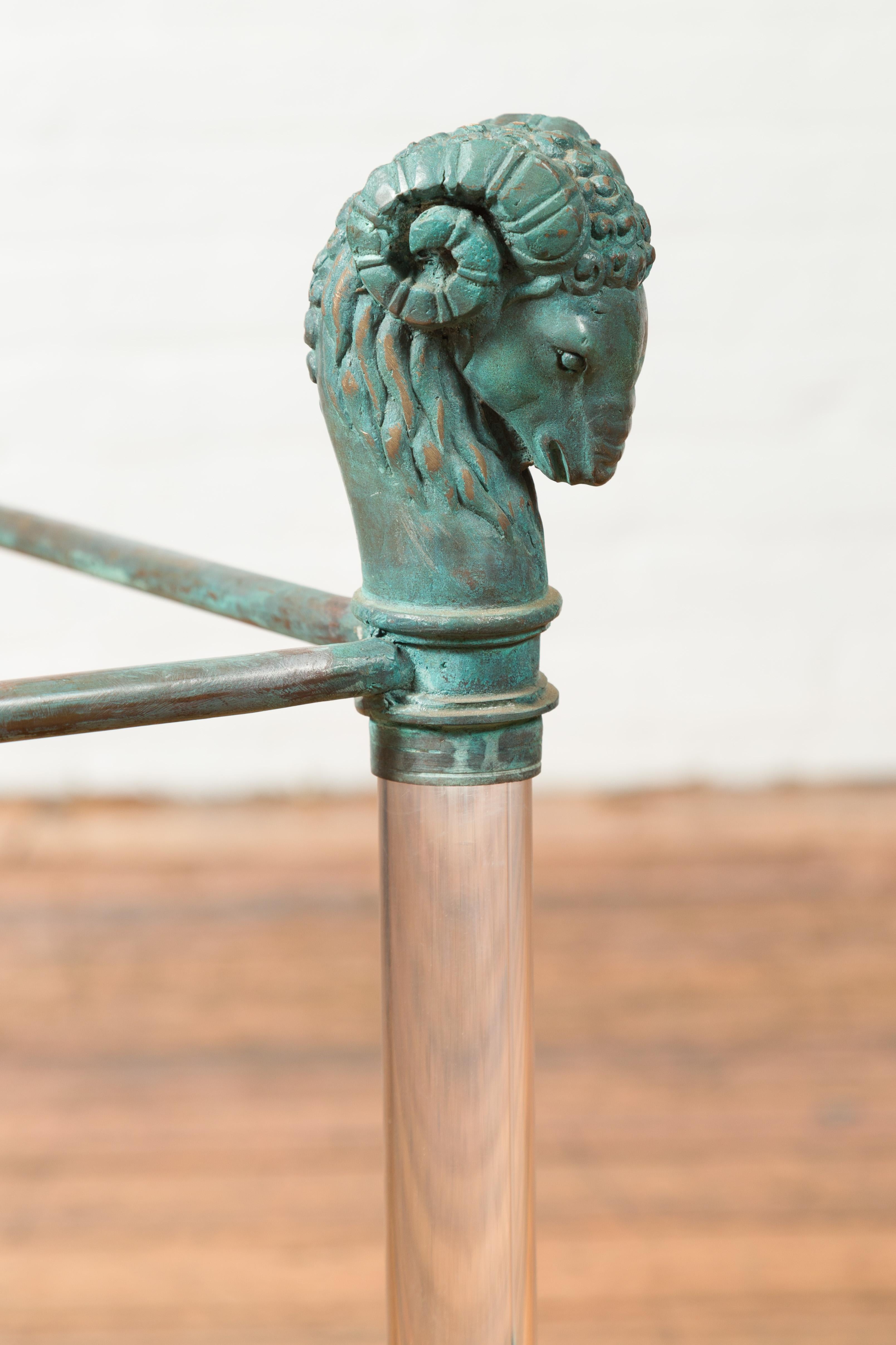 Couchtischsockel aus Lucite und Verde-Bronze im neoklassischen Stil mit Widderköpfen (21. Jahrhundert und zeitgenössisch) im Angebot