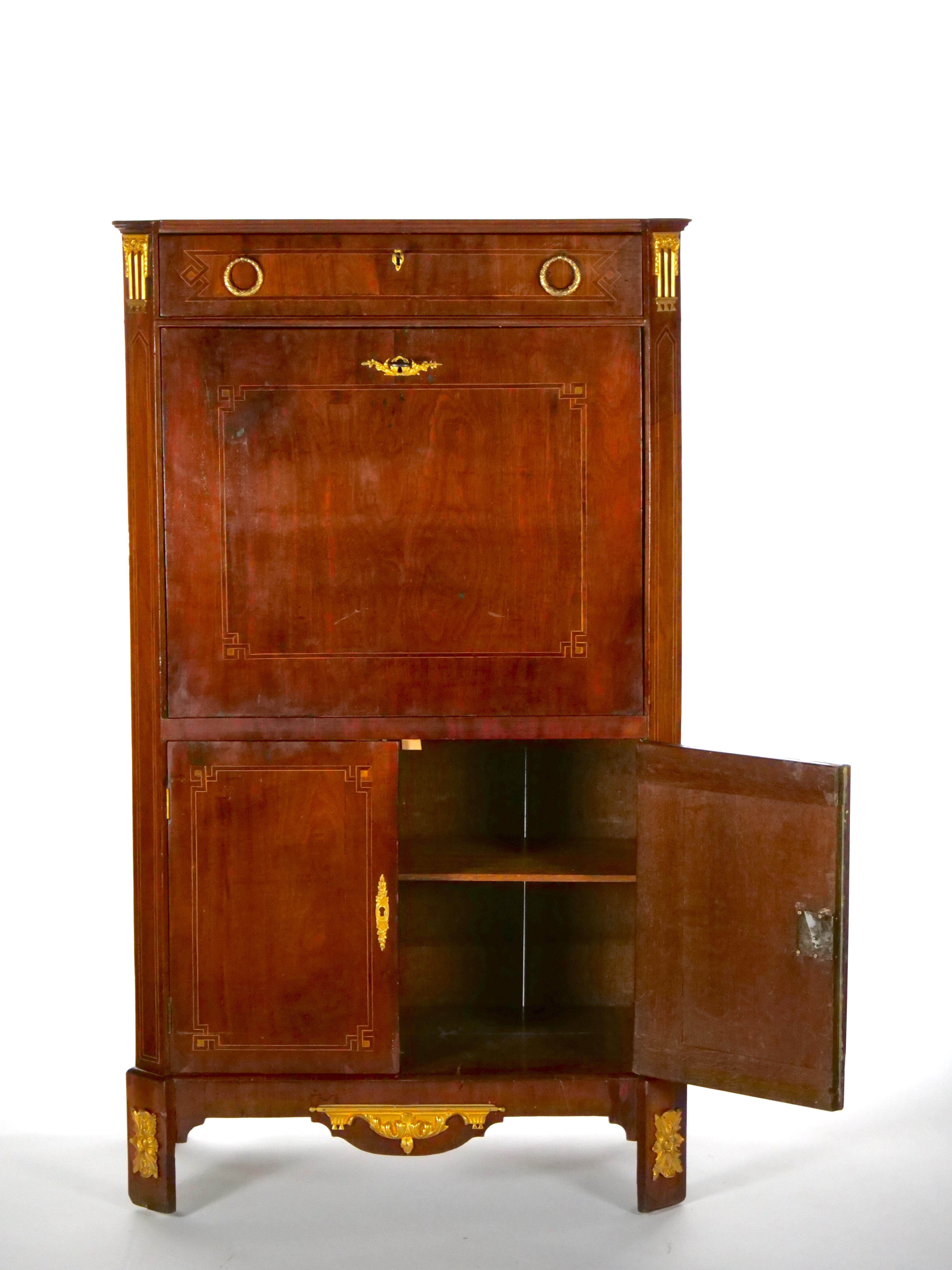 Sculpté à la main Secrétaire de style néoclassique en acajou et bronze monté sur bronze doré en vente
