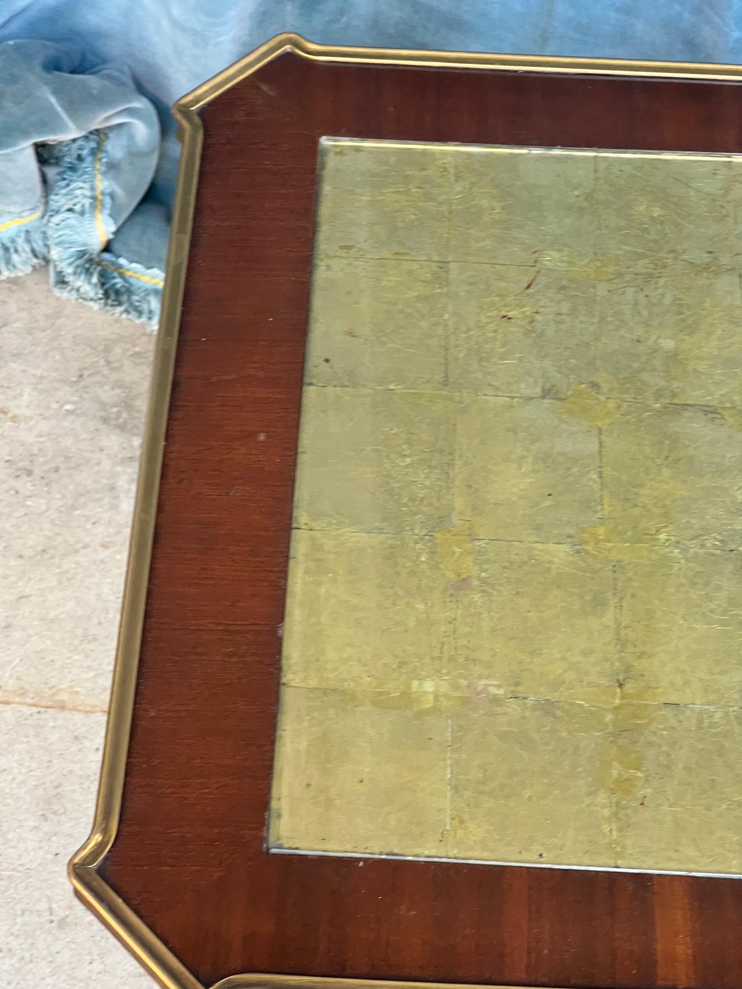 Table basse en acajou de style néoclassique avec plateau en feuilles d'or en vente 3