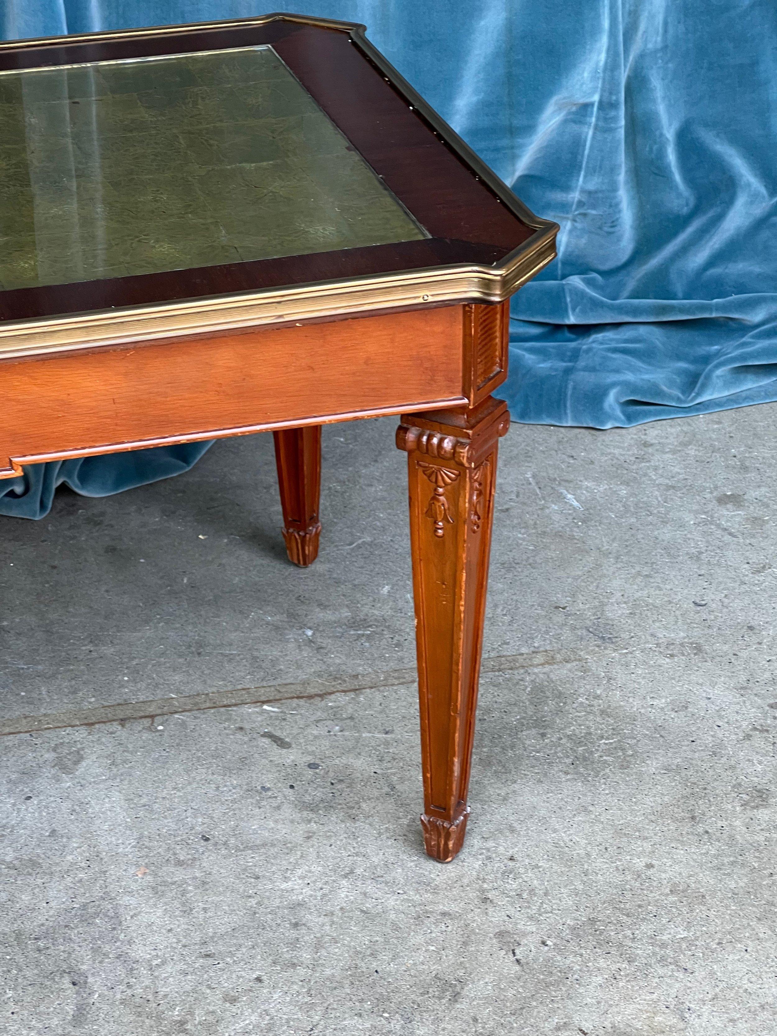 Table basse en acajou de style néoclassique avec plateau en feuilles d'or en vente 5