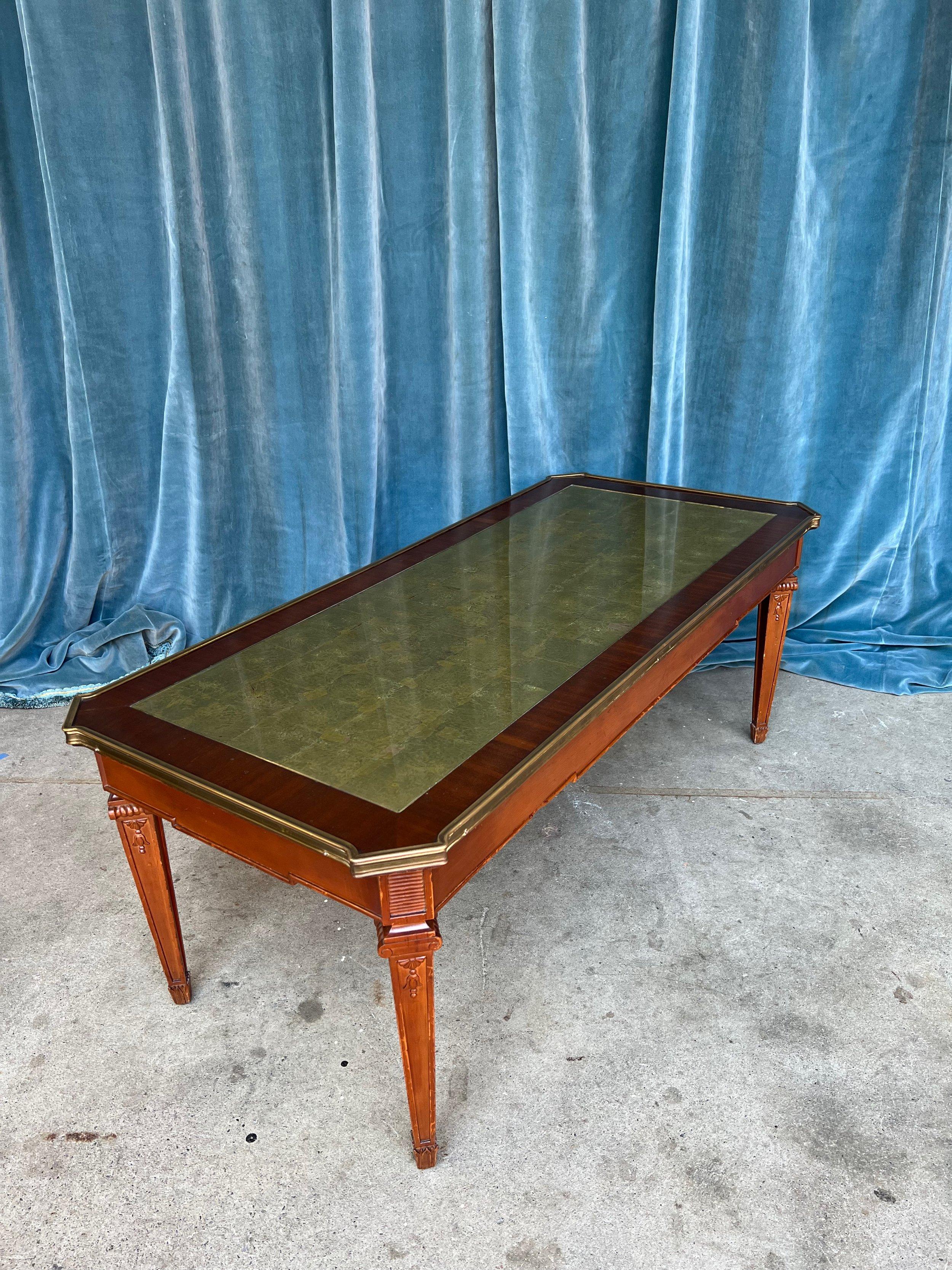 Laiton Table basse en acajou de style néoclassique avec plateau en feuilles d'or en vente
