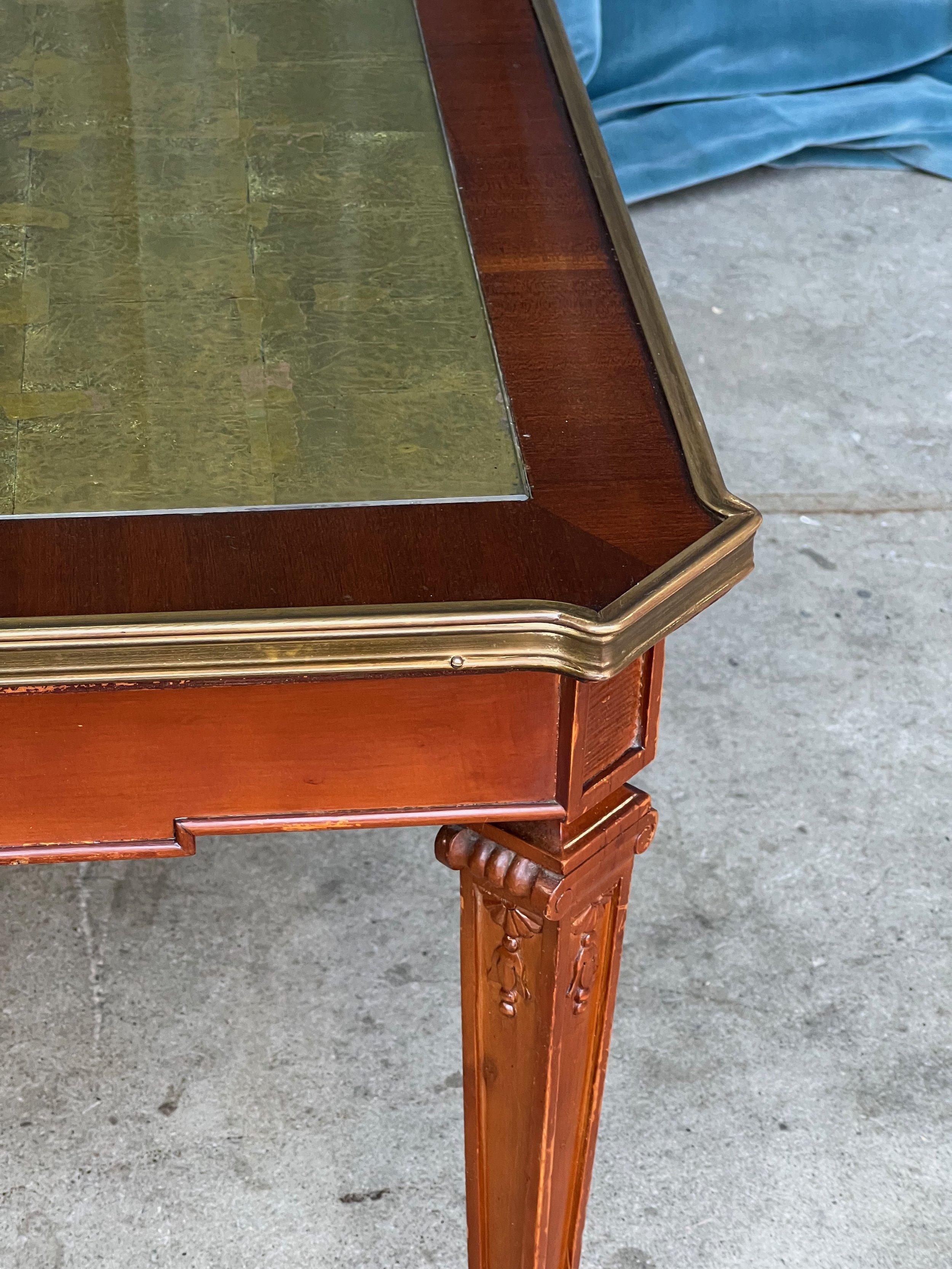 Table basse en acajou de style néoclassique avec plateau en feuilles d'or en vente 1