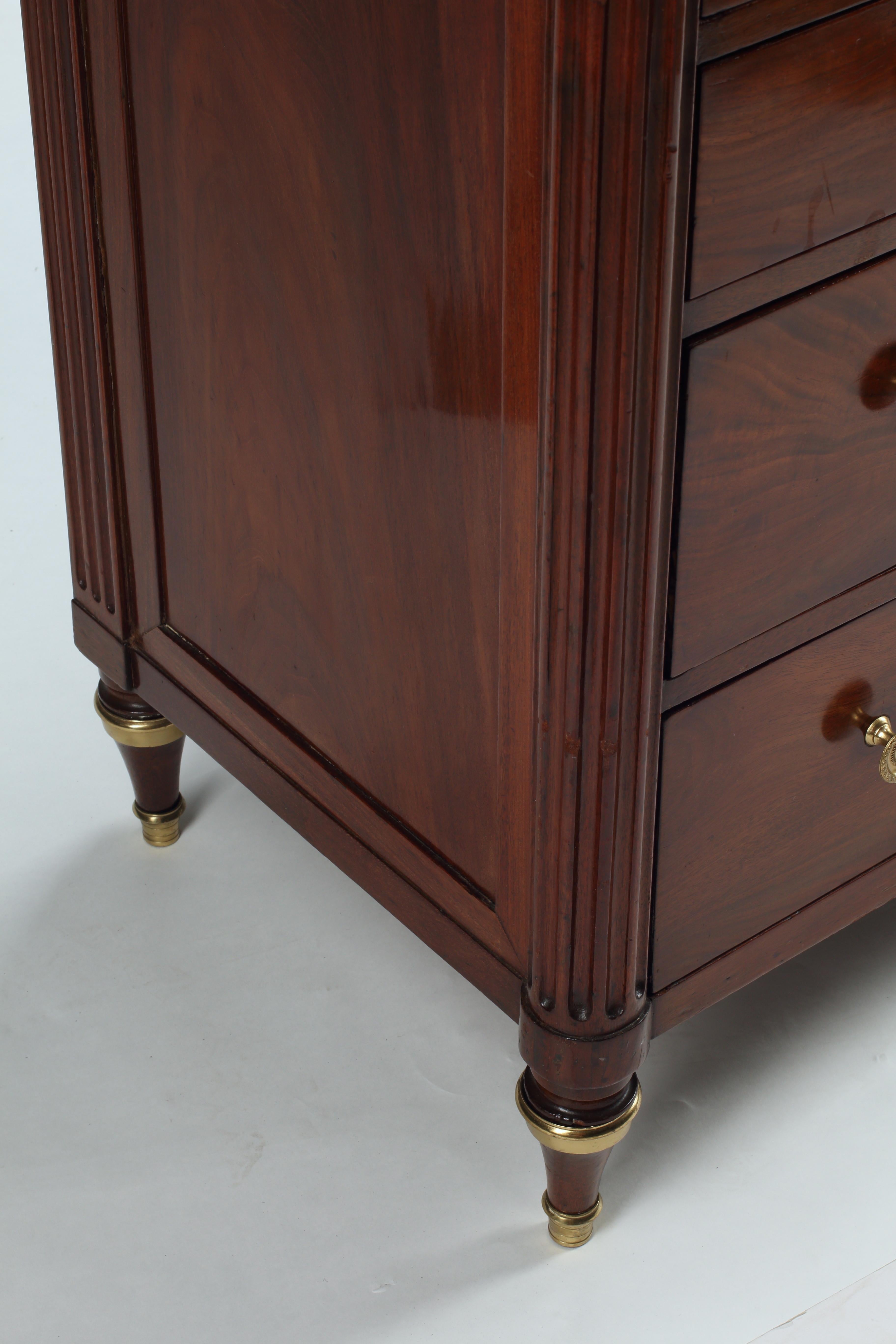 Questa maestosa cassettiera Baltic presenta i tratti distintivi del design neoclassico. La cassapanca è realizzata in ricco mogano e presenta un piano in marmo nero lucido con venature bianche, una combinazione che incarna il lusso dell'epoca. I