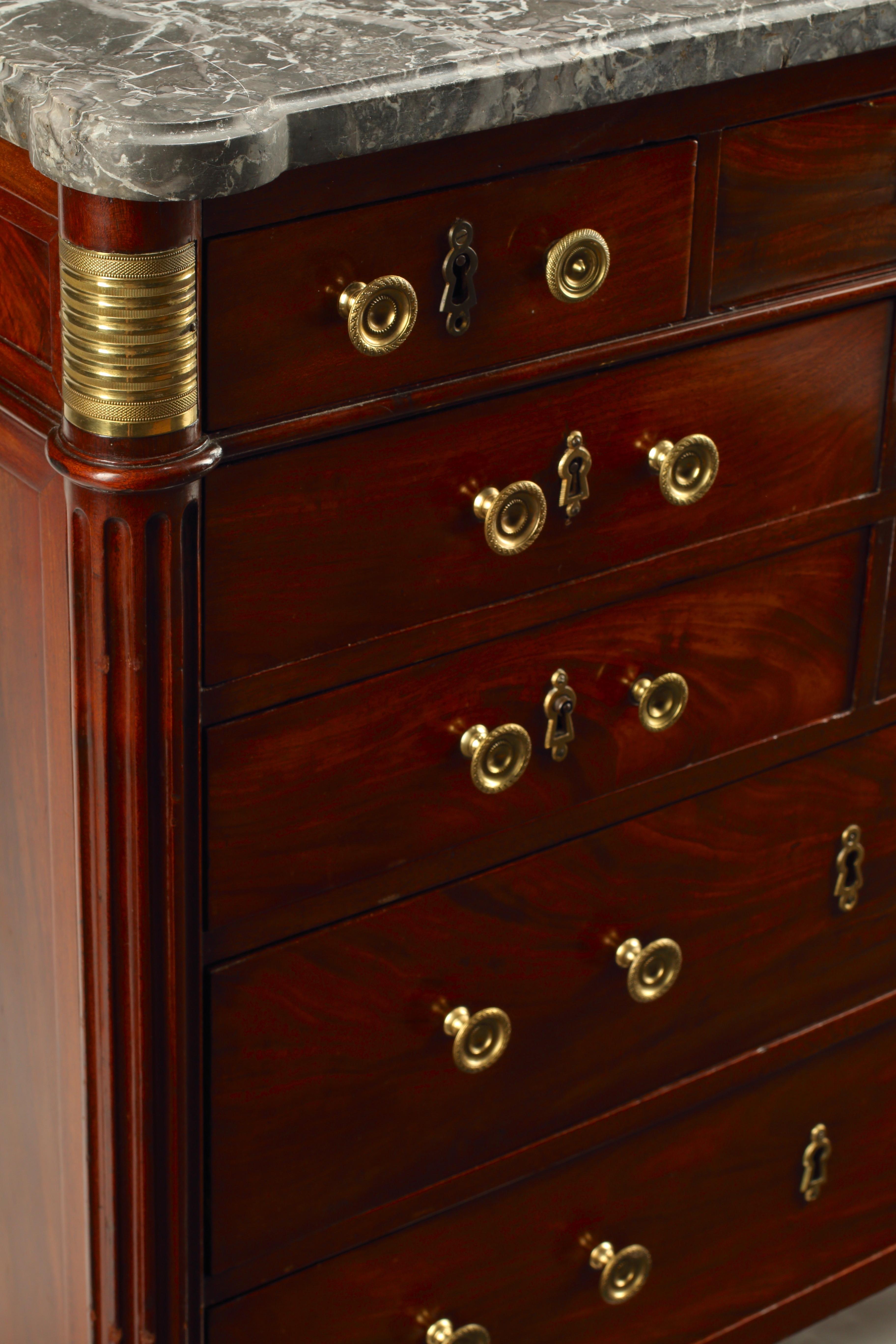 Marmo Commode in mogano in stile neoclassico, XIX secolo Baltico in vendita