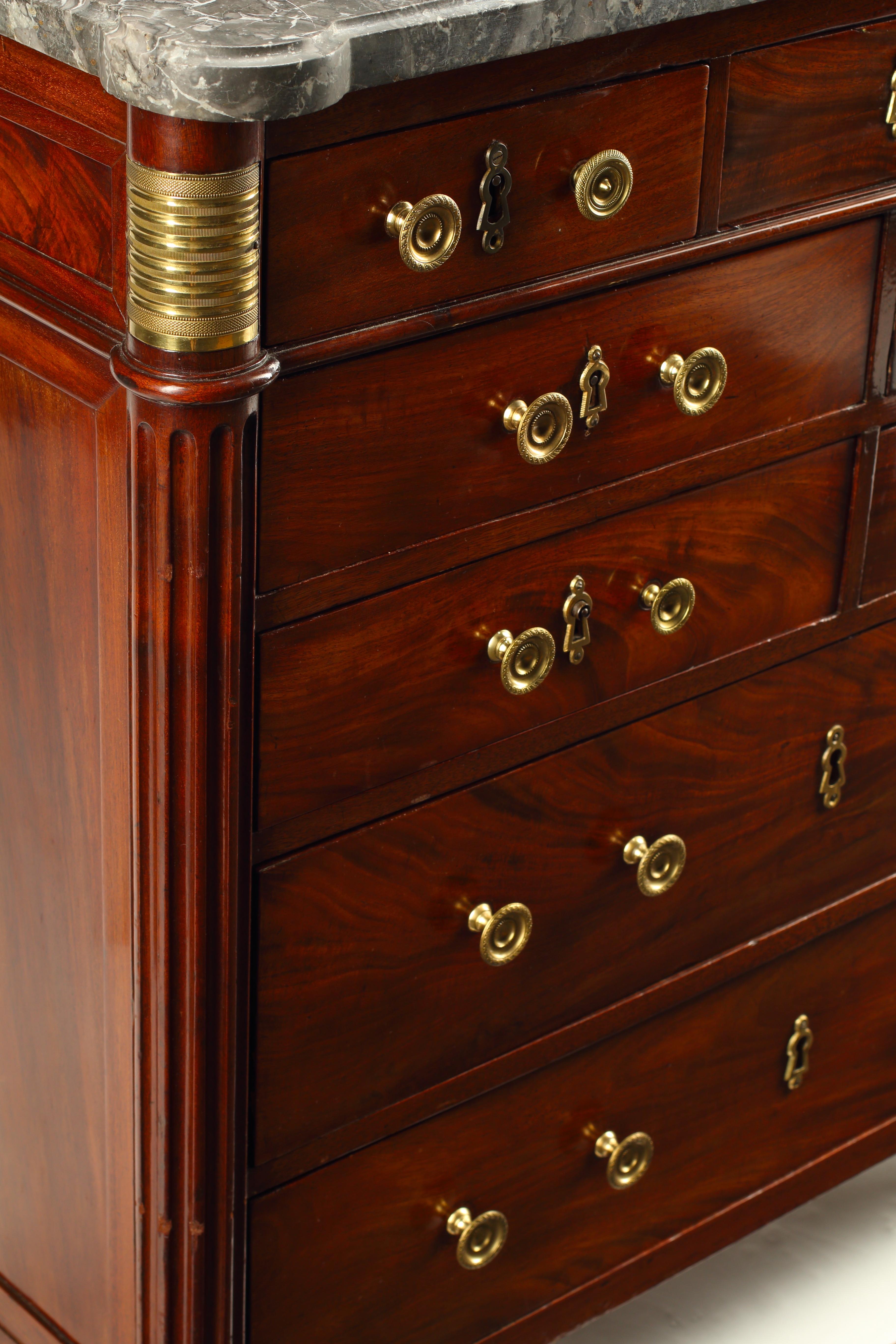 Commode in mogano in stile neoclassico, XIX secolo Baltico in vendita 1