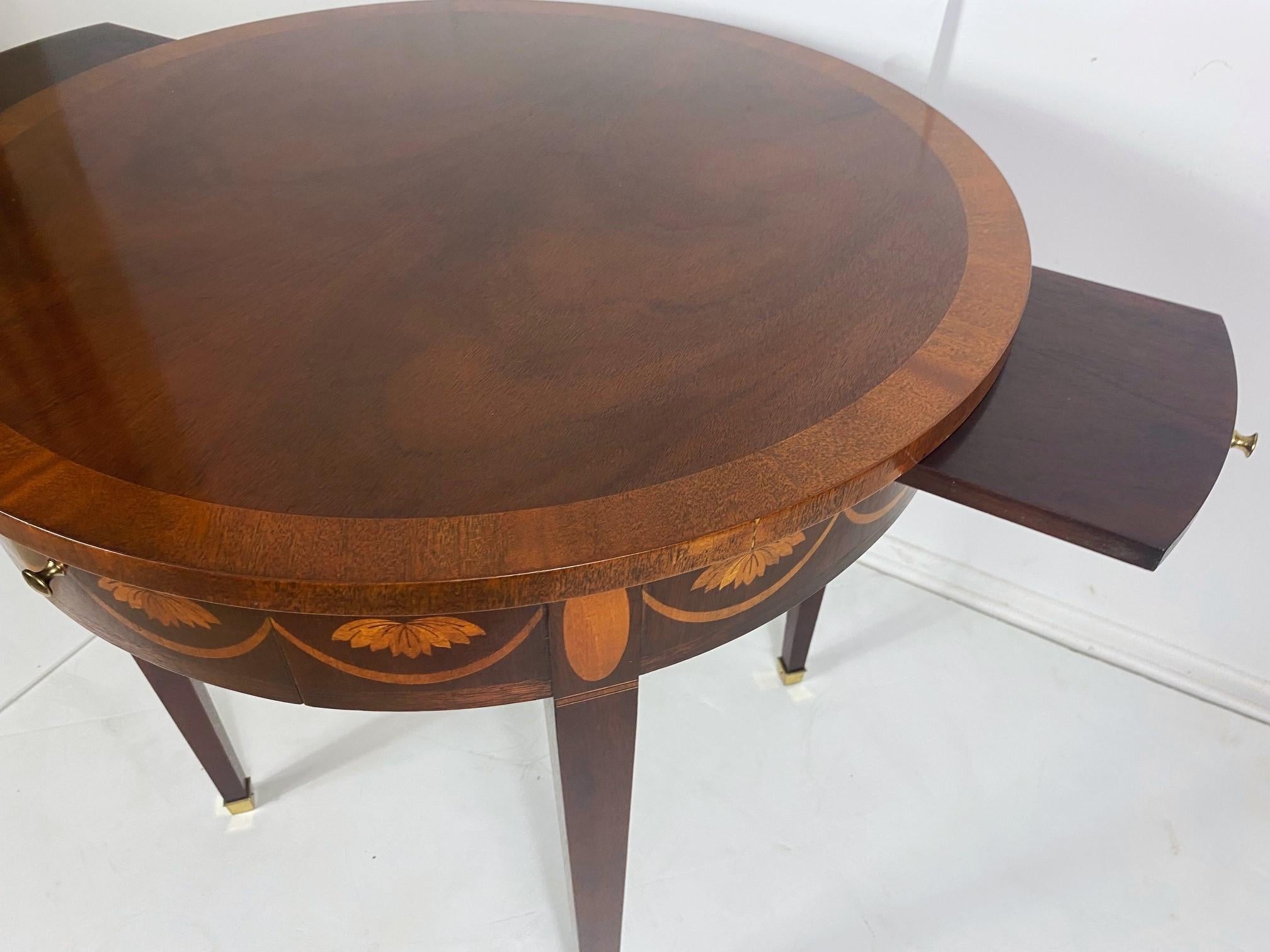 Américain Tables d'appoint de style néoclassique en acajou satiné S/2 en vente