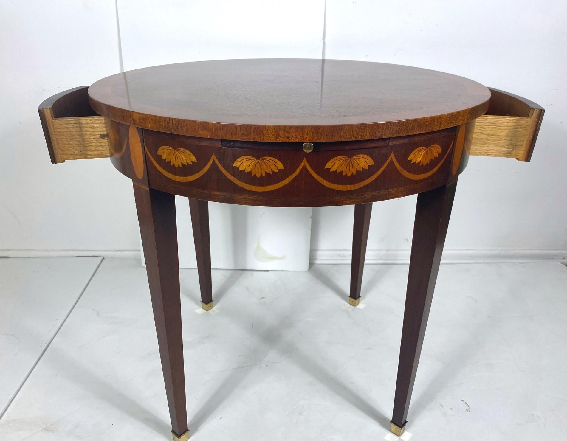 Fin du 20e siècle Tables d'appoint de style néoclassique en acajou satiné S/2 en vente