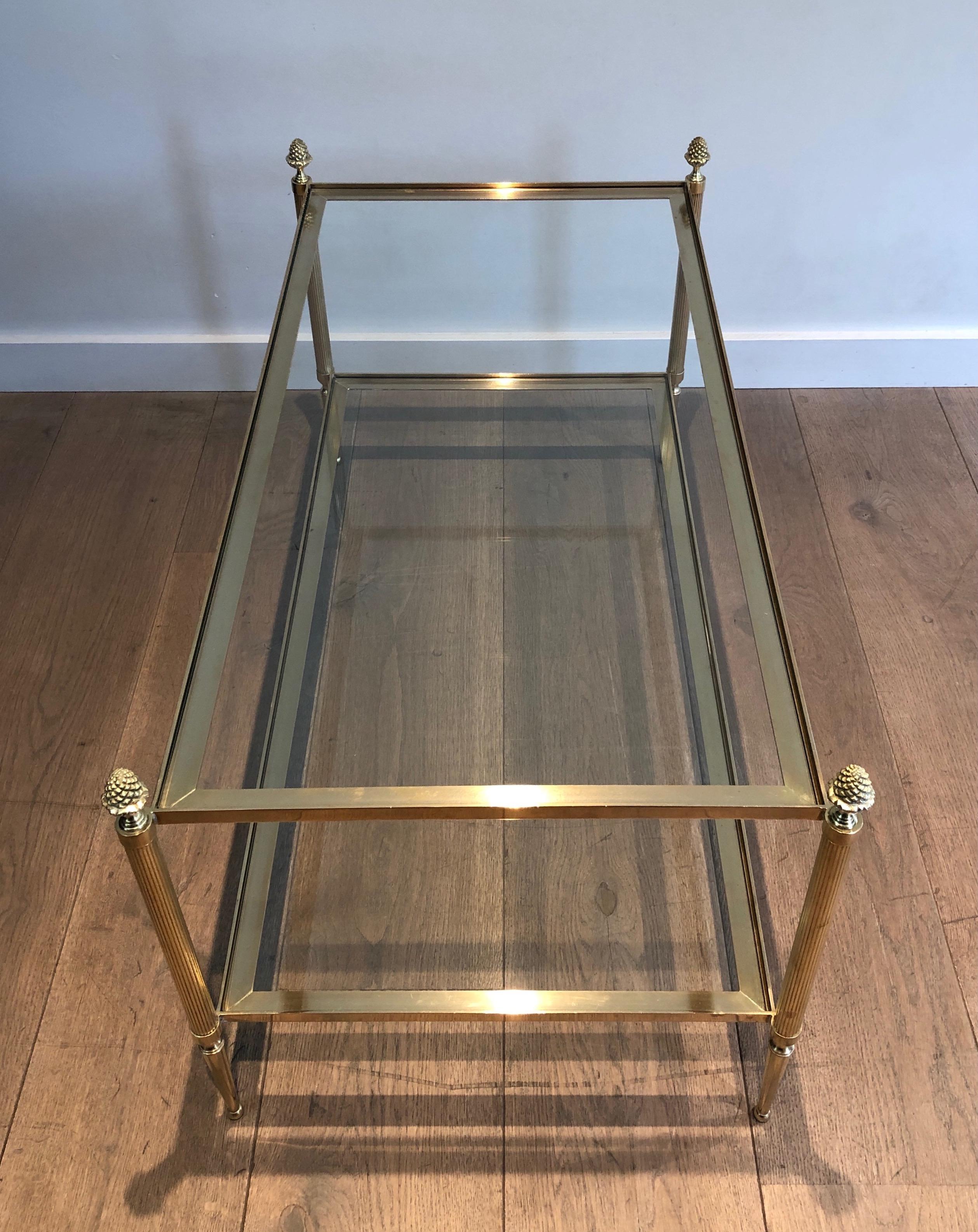 Milieu du XXe siècle Table basse à deux plateaux en laiton de style néoclassique de la Maison Baguès. Circa 1940 en vente