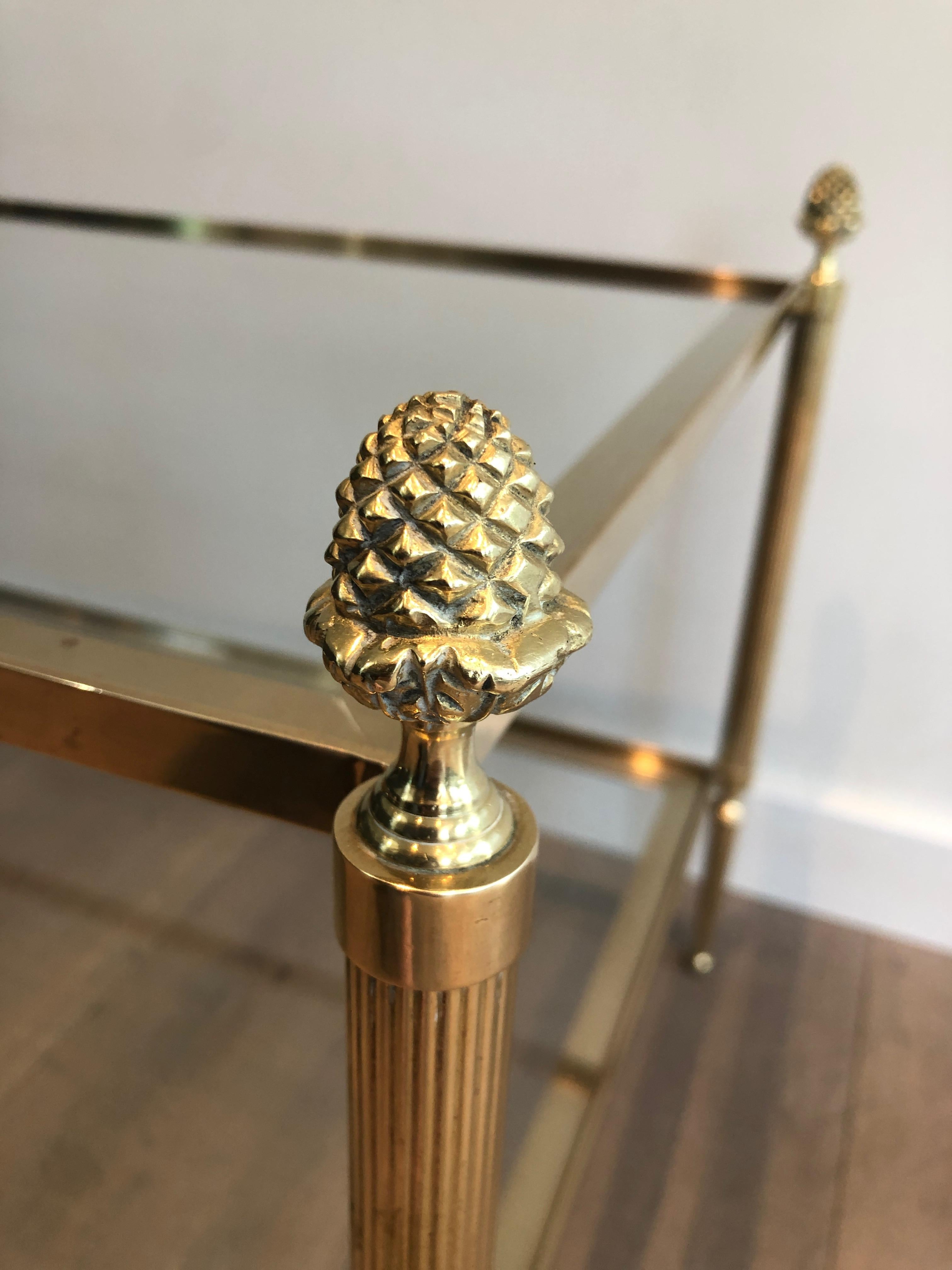 Tavolino da caffè in ottone a due piani in stile neoclassico Maison Baguès. Circa 1940 in vendita 1