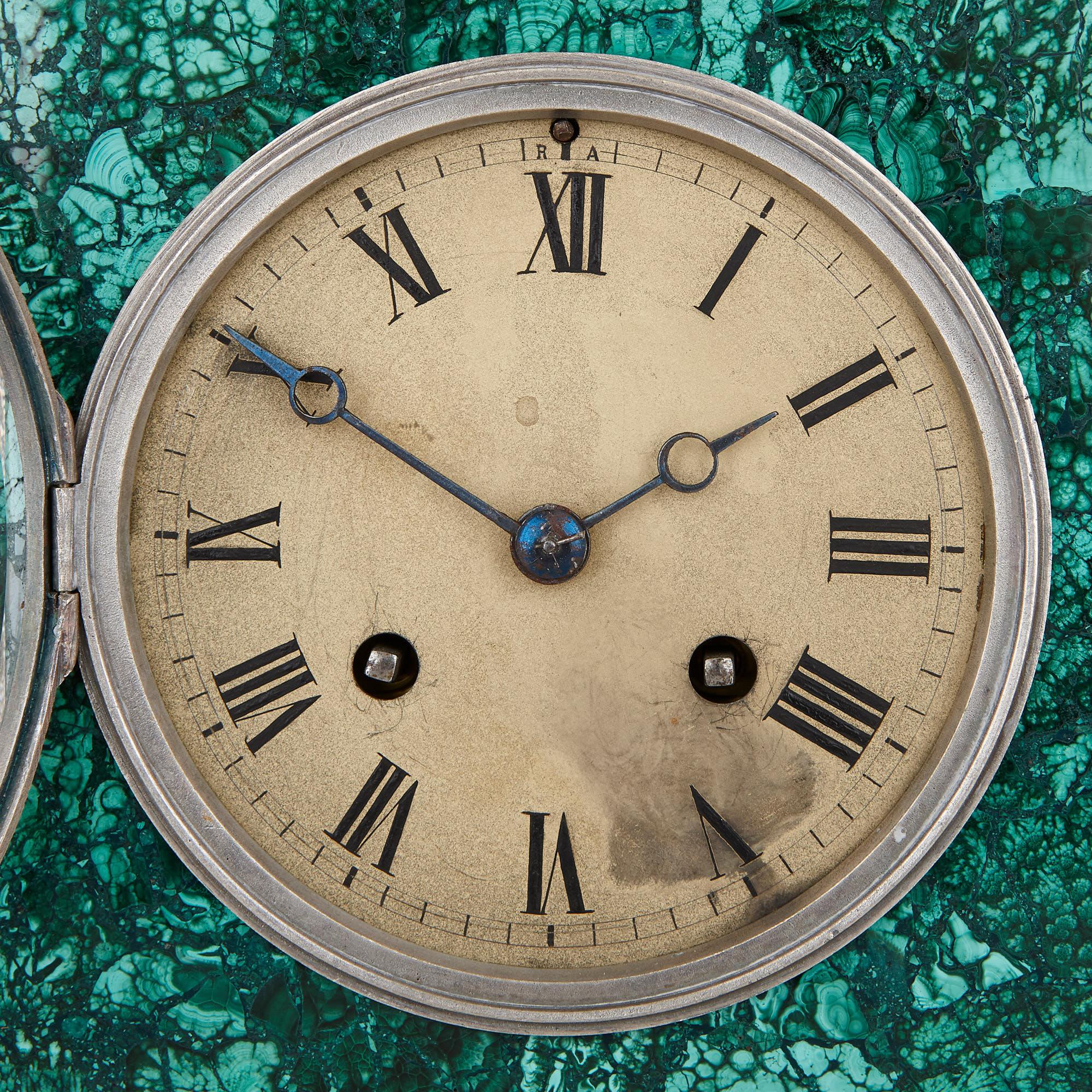 Uhren-Set aus Malachit, versilberter und vergoldeter Bronze im neoklassischen Stil im Zustand „Gut“ im Angebot in London, GB