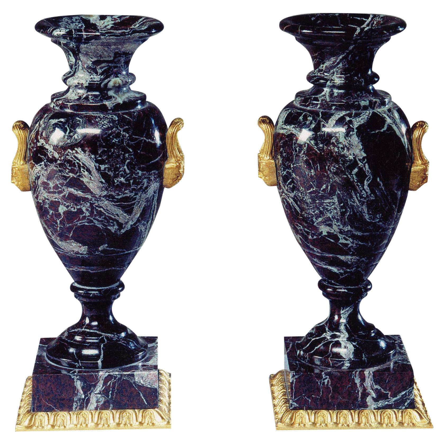 Vase aus Marmor und Bronze im neoklassischen Stil von Gherardo Degli Albizzi im Angebot