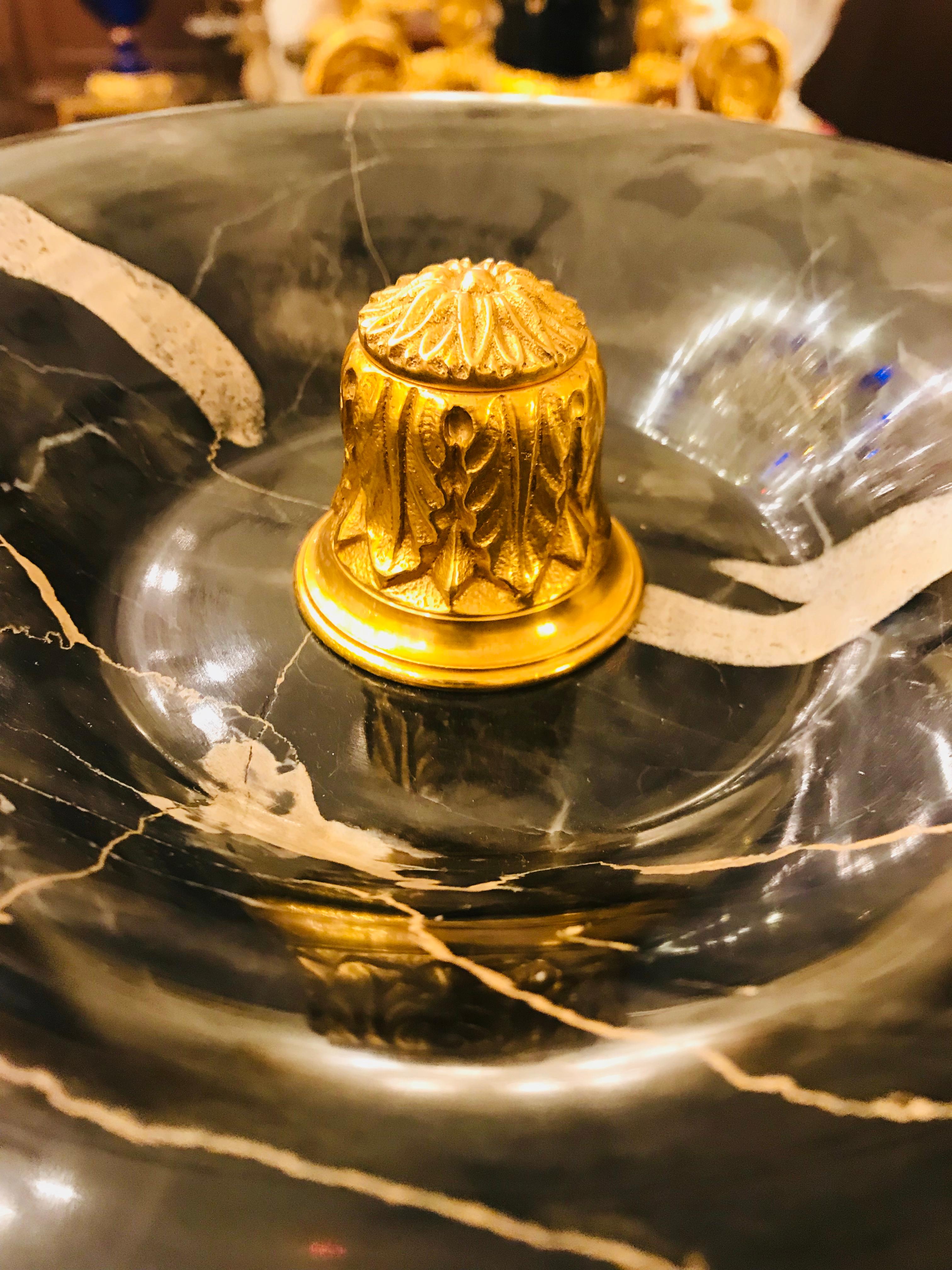 Italiano Vaso in marmo e bronzo dorato in stile neoclassico di Gherardo Degli Albizzi in vendita