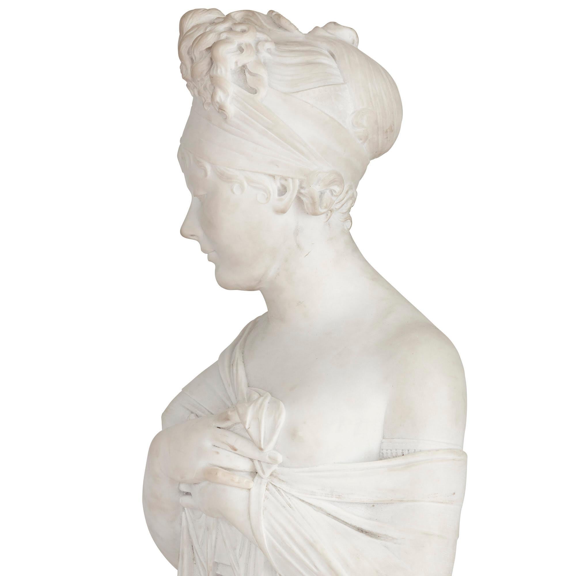 Busto femenino de mármol de estilo neoclásico según Joseph Chinard Neoclásico en venta