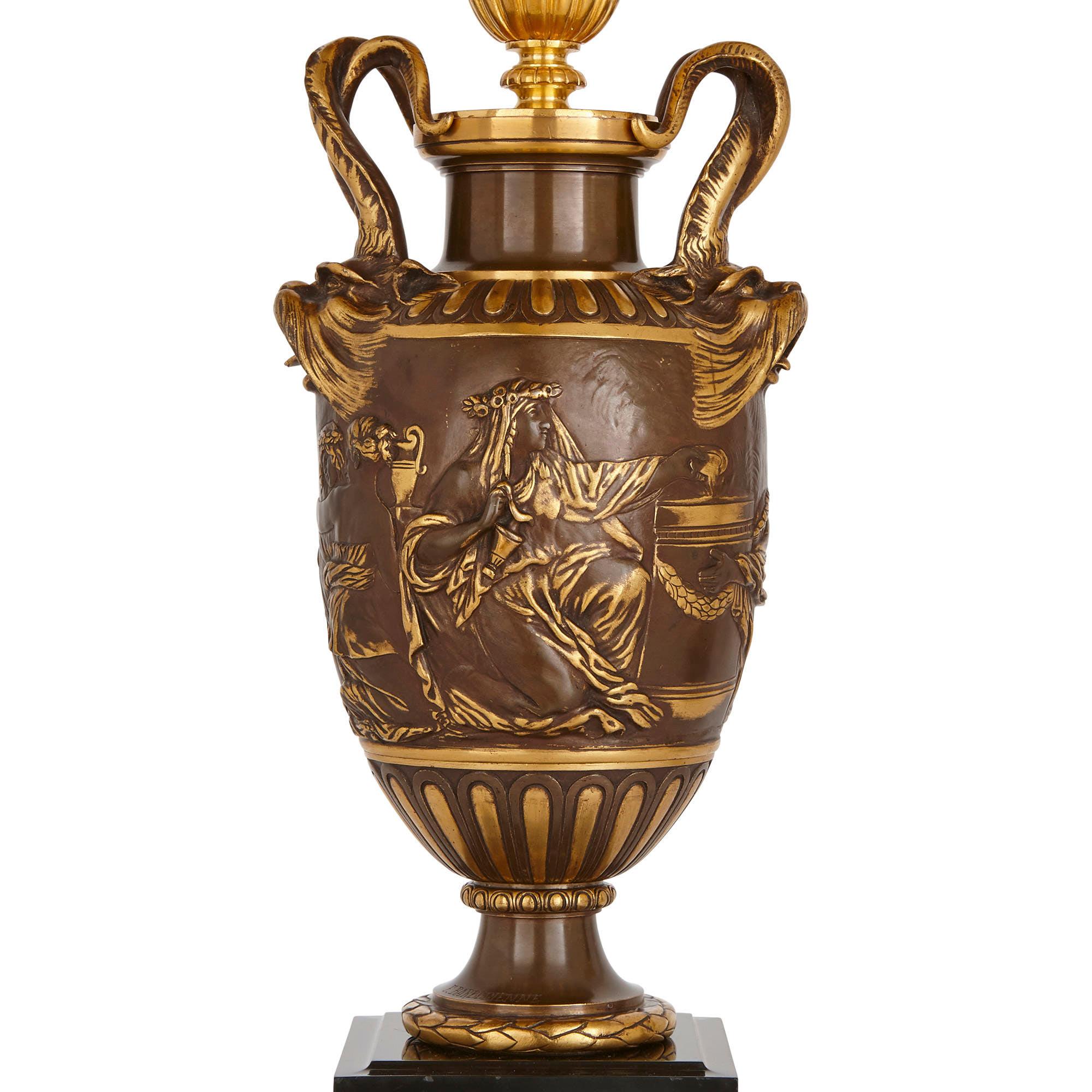 Die führende Bronzemanufaktur der französischen Belle Époque, Barbedienne, ist für das Design dieser exquisiten Kandelaber verantwortlich. Die Gießerei Barbedienne wurde 1838 von dem berühmten Bronzier Ferdinand Barbedienne gegründet. Die Firma
