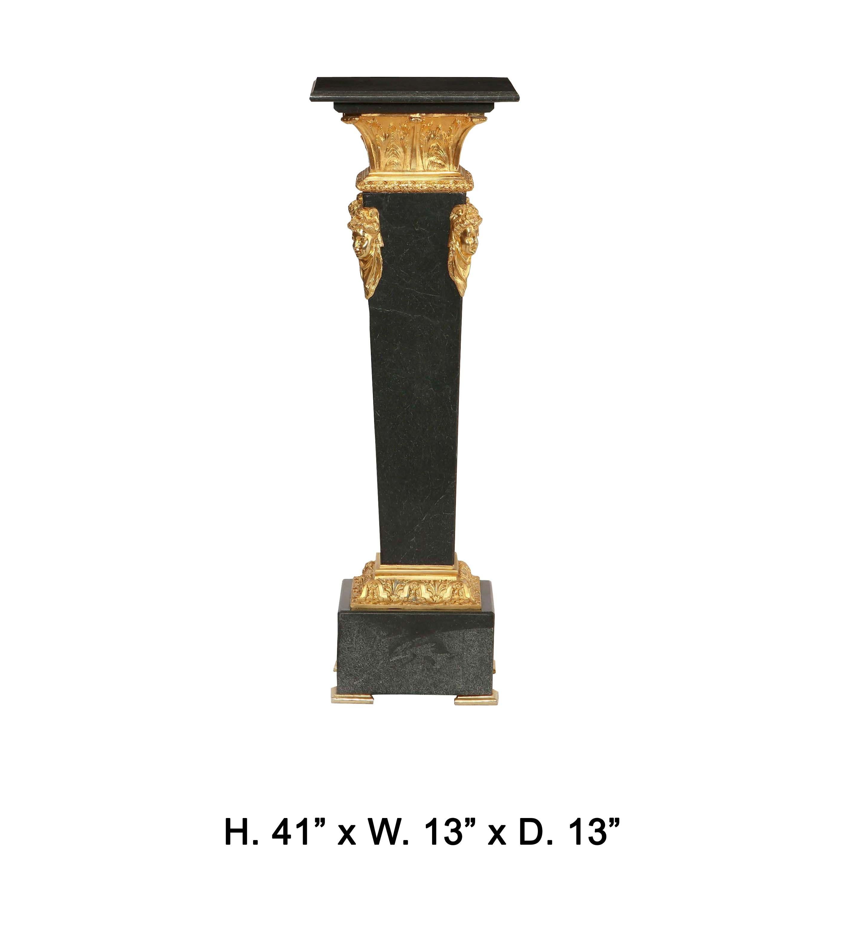 Neoklassischer Stil vergoldete Bronze montiert schwärzlichen Marmorsockel
Höhe 41 Zoll; Breite 13 Zoll; Tiefe 13 Zoll 
