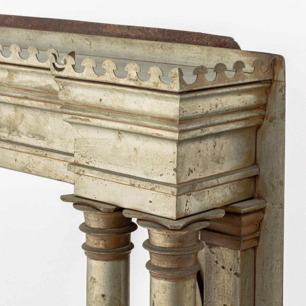 Elemento arquitectónico de aluminio patinado y hierro fundido de estilo neoclásico, con parte superior calada, cuatro columnas y base rectangular escalonada. Alto 24,75