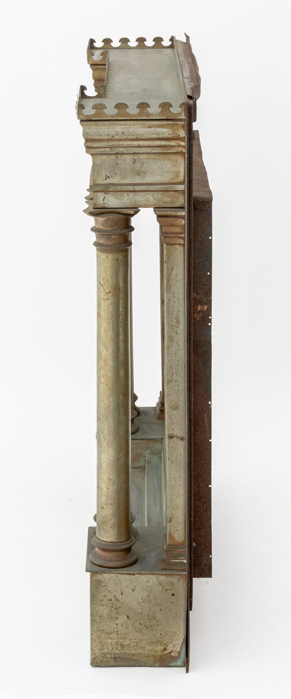 Elemento arquitectónico metálico de estilo neoclásico siglo XX en venta