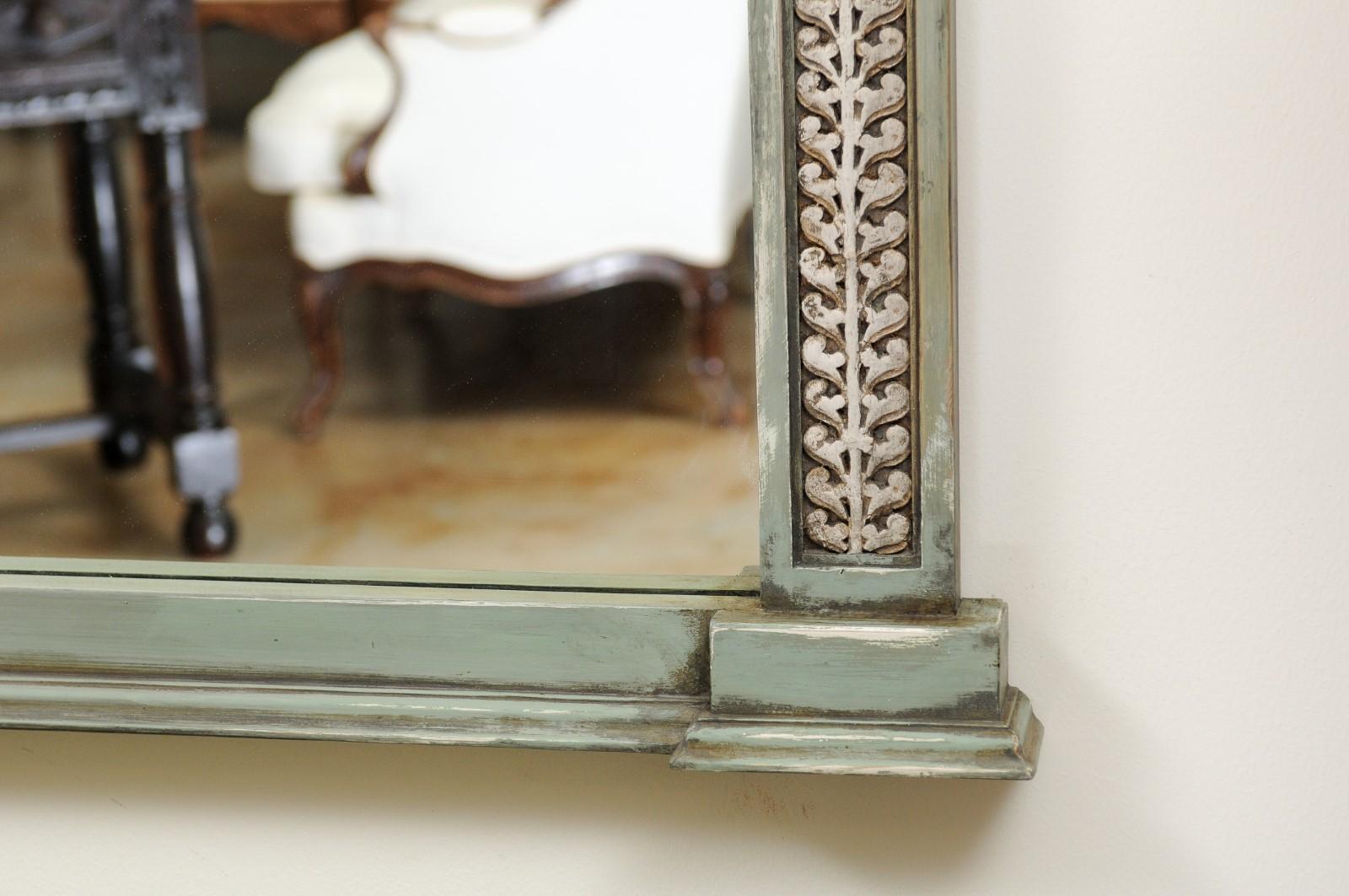 Spiegel im neoklassischen Stil aus französischen Türrahmen von 1750 mit geschnitztem Dekor (Französisch) im Angebot