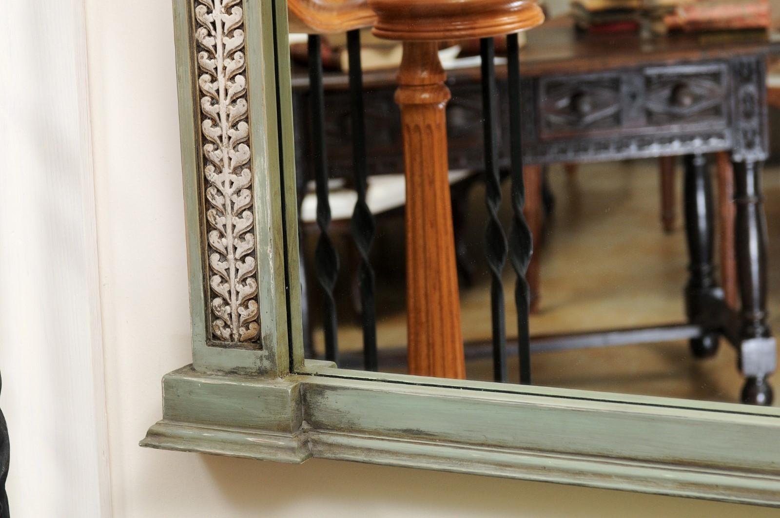 Spiegel im neoklassischen Stil aus französischen Türrahmen von 1750 mit geschnitztem Dekor (Geschnitzt) im Angebot