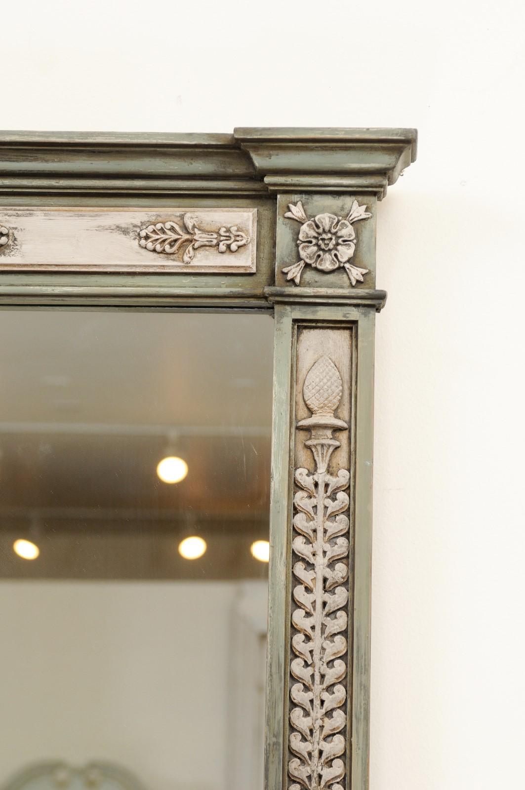 Spiegel im neoklassischen Stil aus französischen Türrahmen von 1750 mit geschnitztem Dekor im Zustand „Gut“ im Angebot in Atlanta, GA