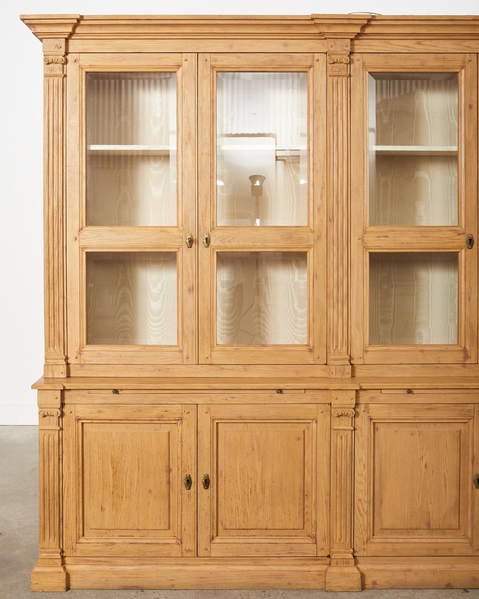 Bibliotheks-Bücherregal aus Eichenholz im neoklassischen Stil mit abgeschrägten Glastüren (Neoklassisch) im Angebot