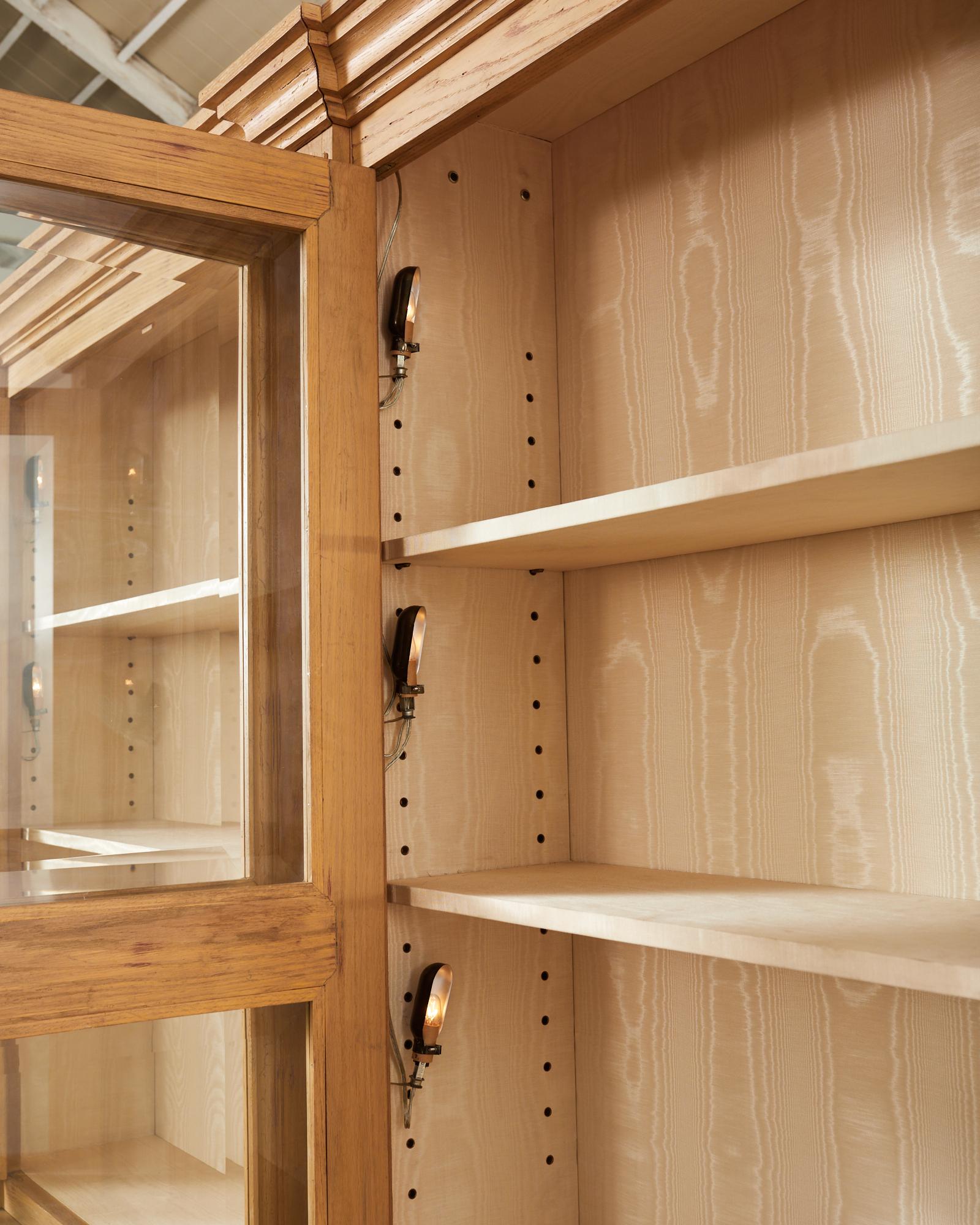 Bibliotheks-Bücherregal aus Eichenholz im neoklassischen Stil mit abgeschrägten Glastüren im Angebot 1