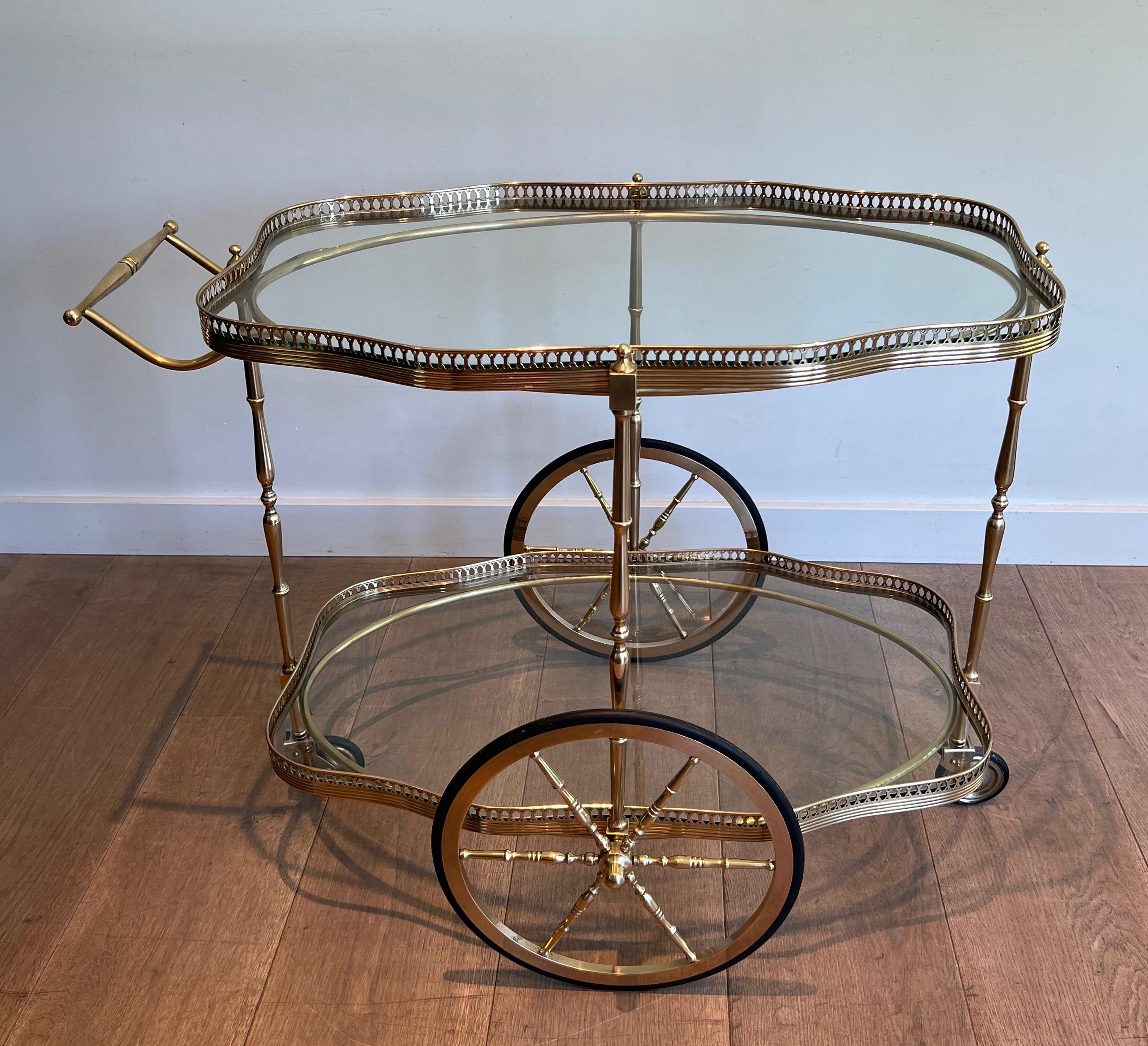 Chariot de bar ovale de style néoclassique avec deux étagères en verre en vente 5