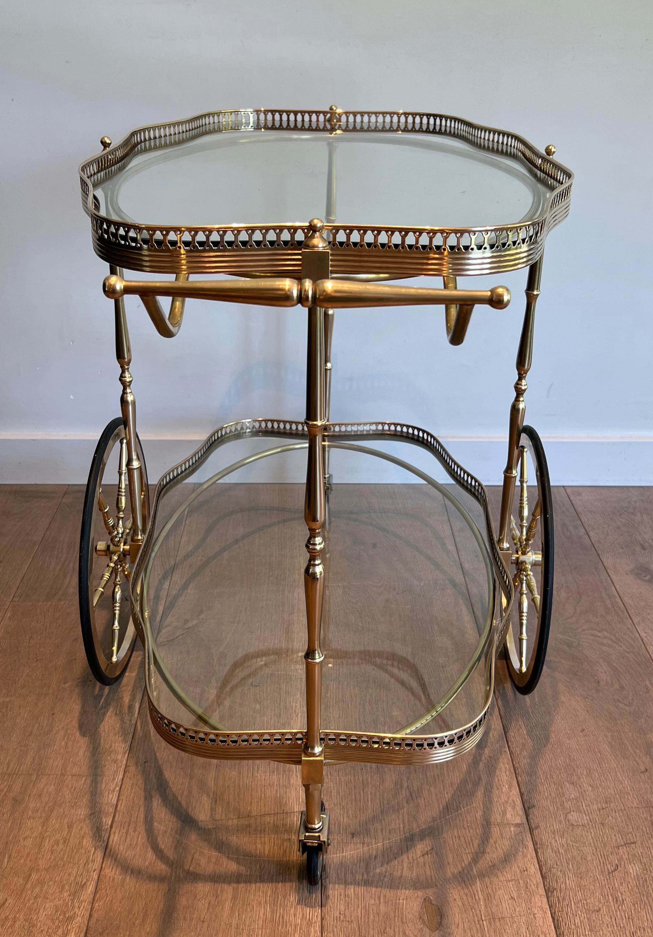 Chariot de bar ovale de style néoclassique avec deux étagères en verre en vente 6