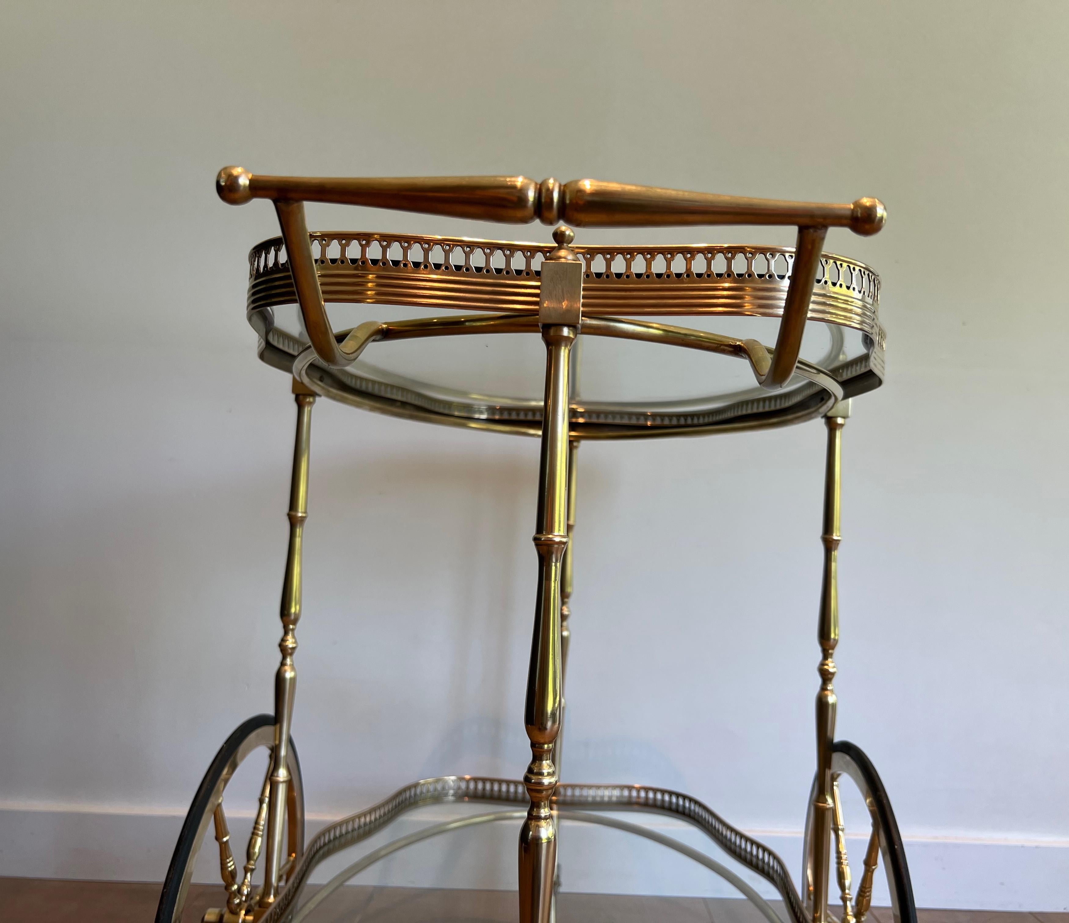 Chariot de bar ovale de style néoclassique avec deux étagères en verre en vente 7