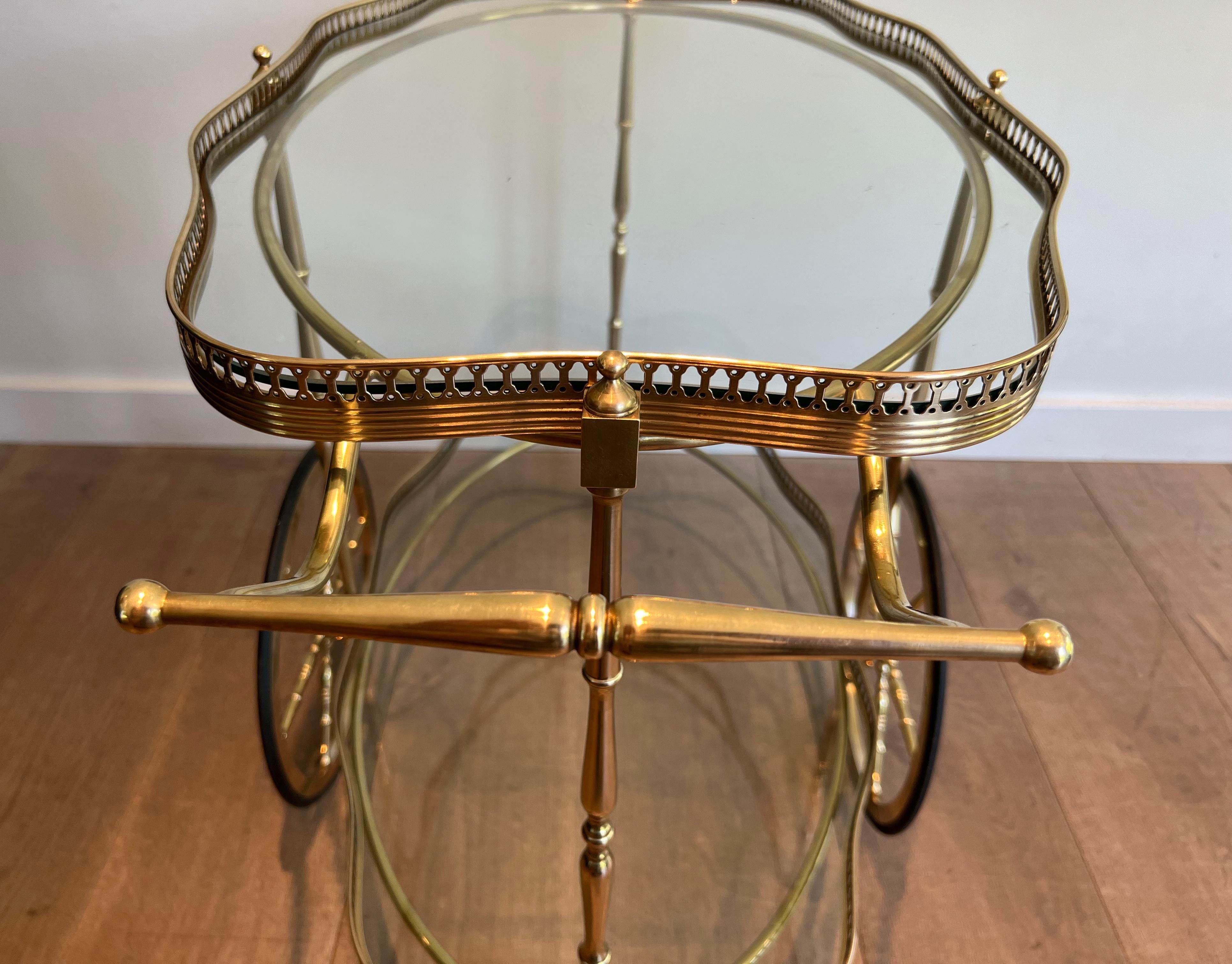 Chariot de bar ovale de style néoclassique avec deux étagères en verre en vente 8