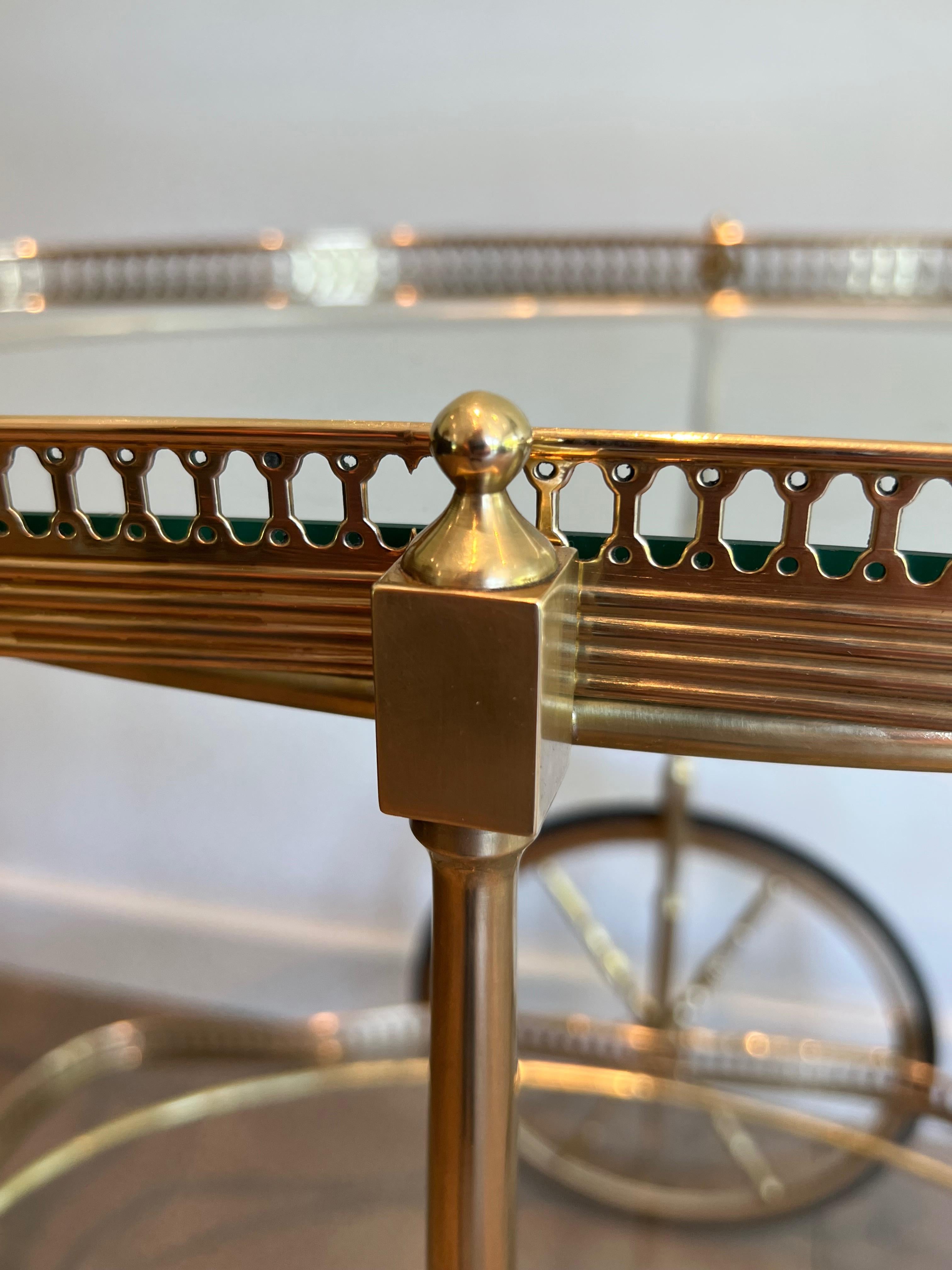 Chariot de bar ovale de style néoclassique avec deux étagères en verre en vente 9