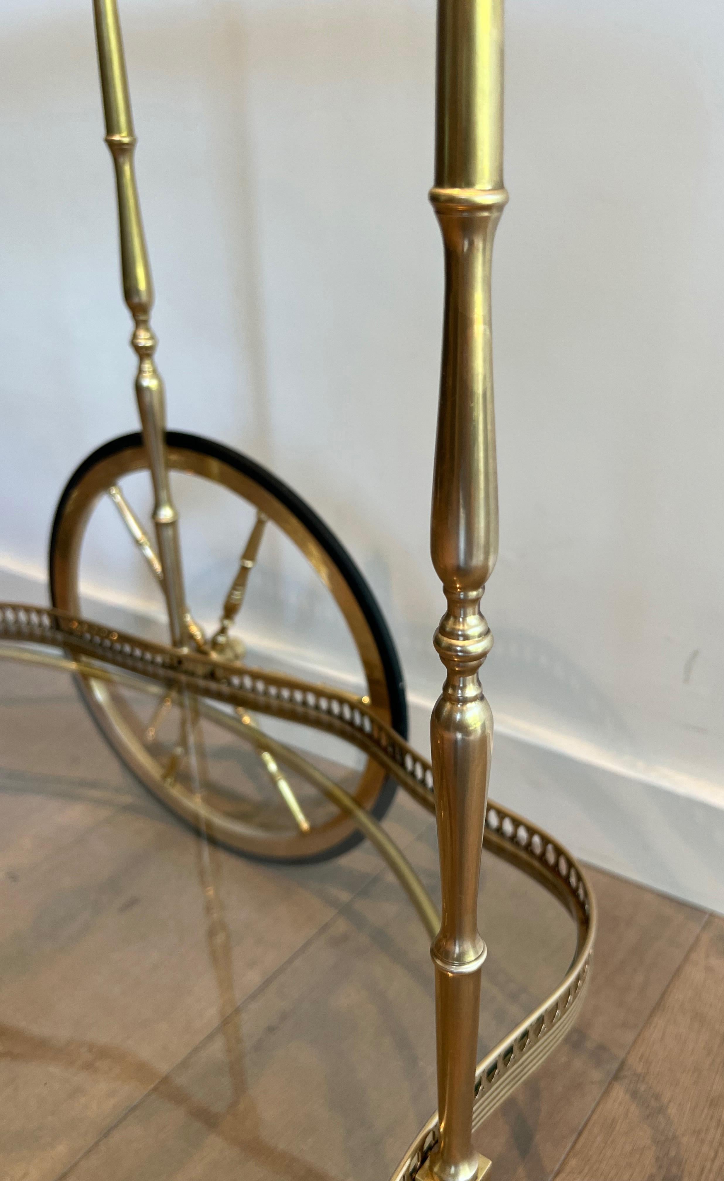 Chariot de bar ovale de style néoclassique avec deux étagères en verre en vente 10