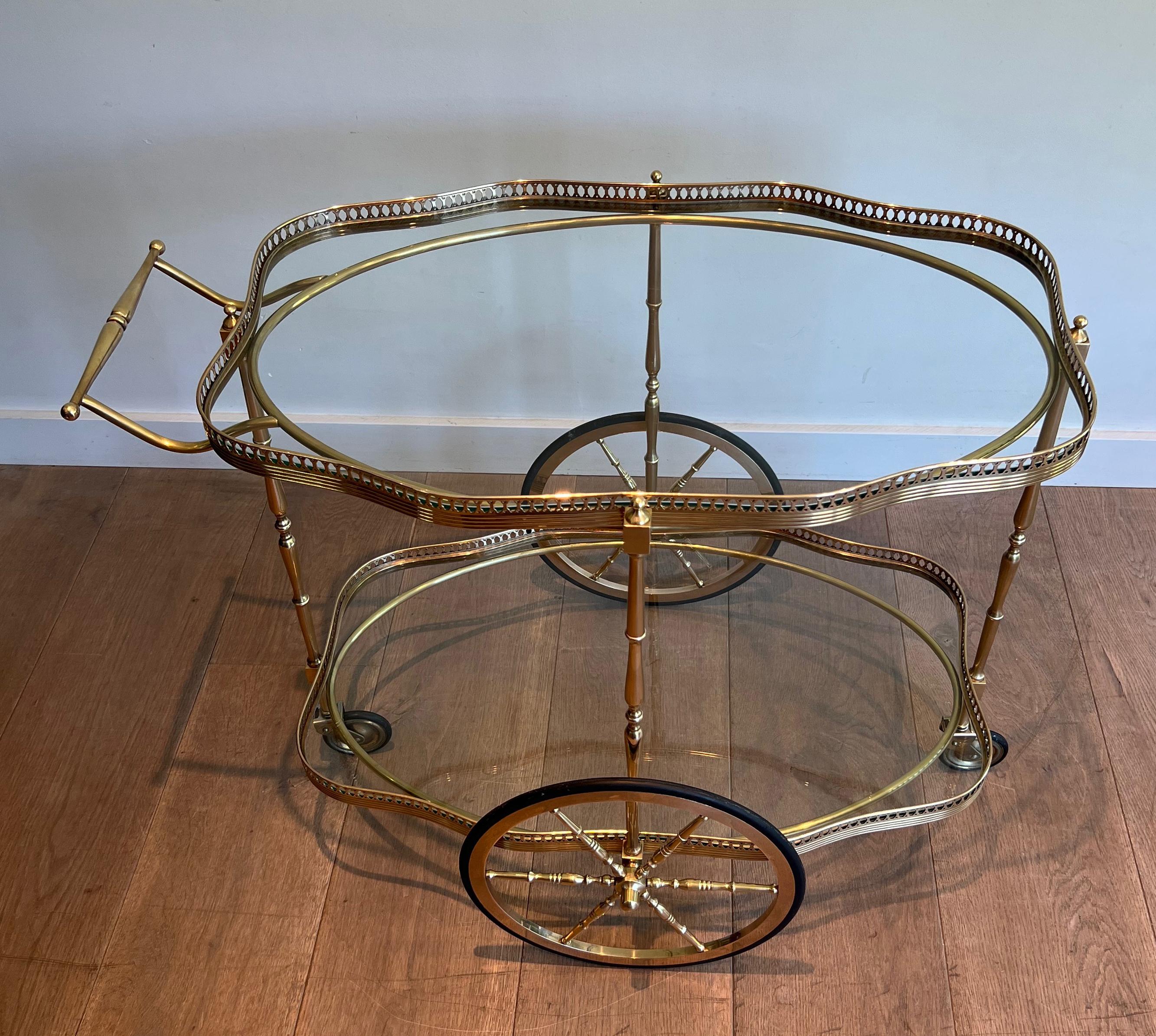 Chariot de bar ovale de style néoclassique avec deux étagères en verre en vente 13