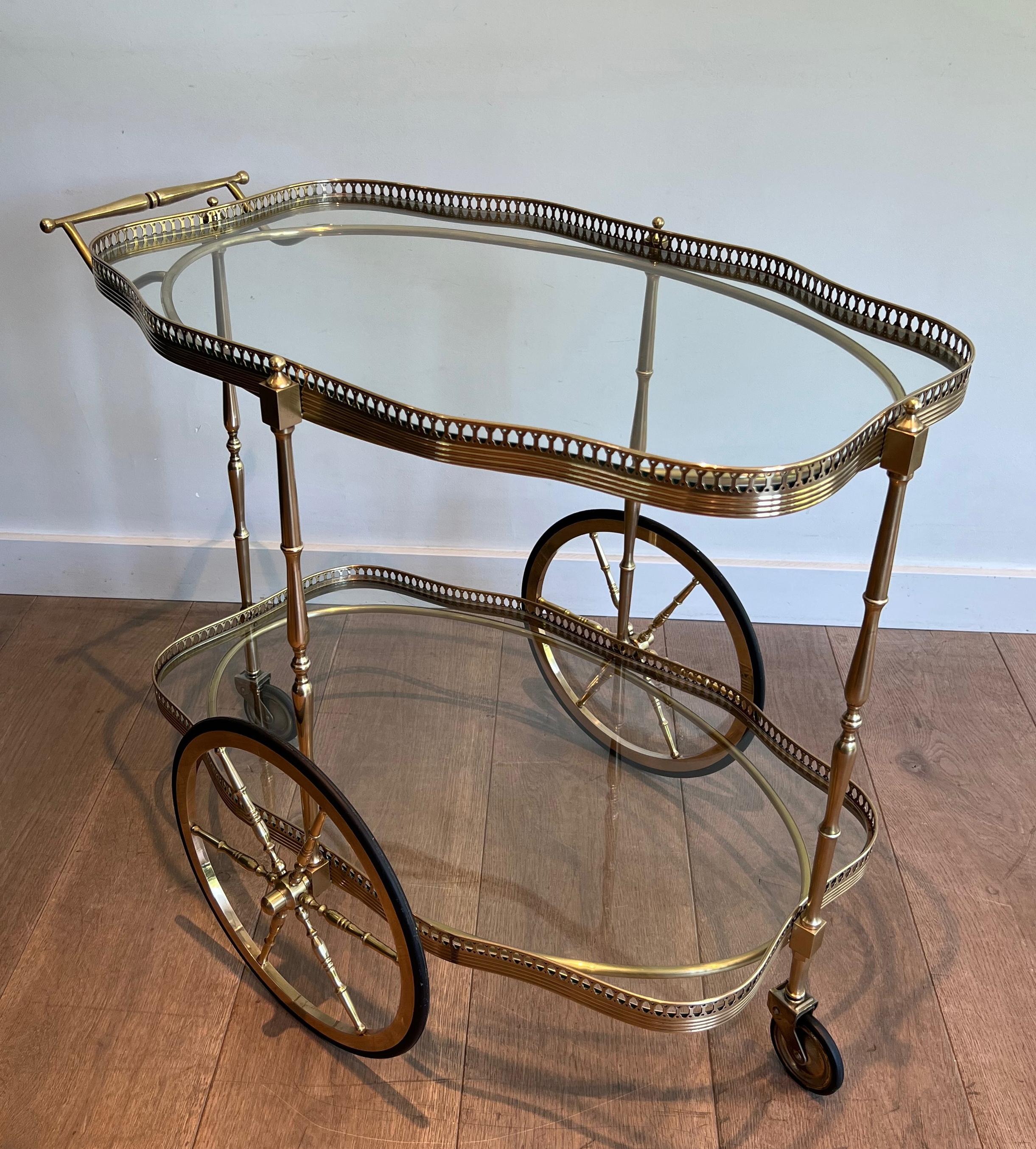 Néoclassique Chariot de bar ovale de style néoclassique avec deux étagères en verre en vente