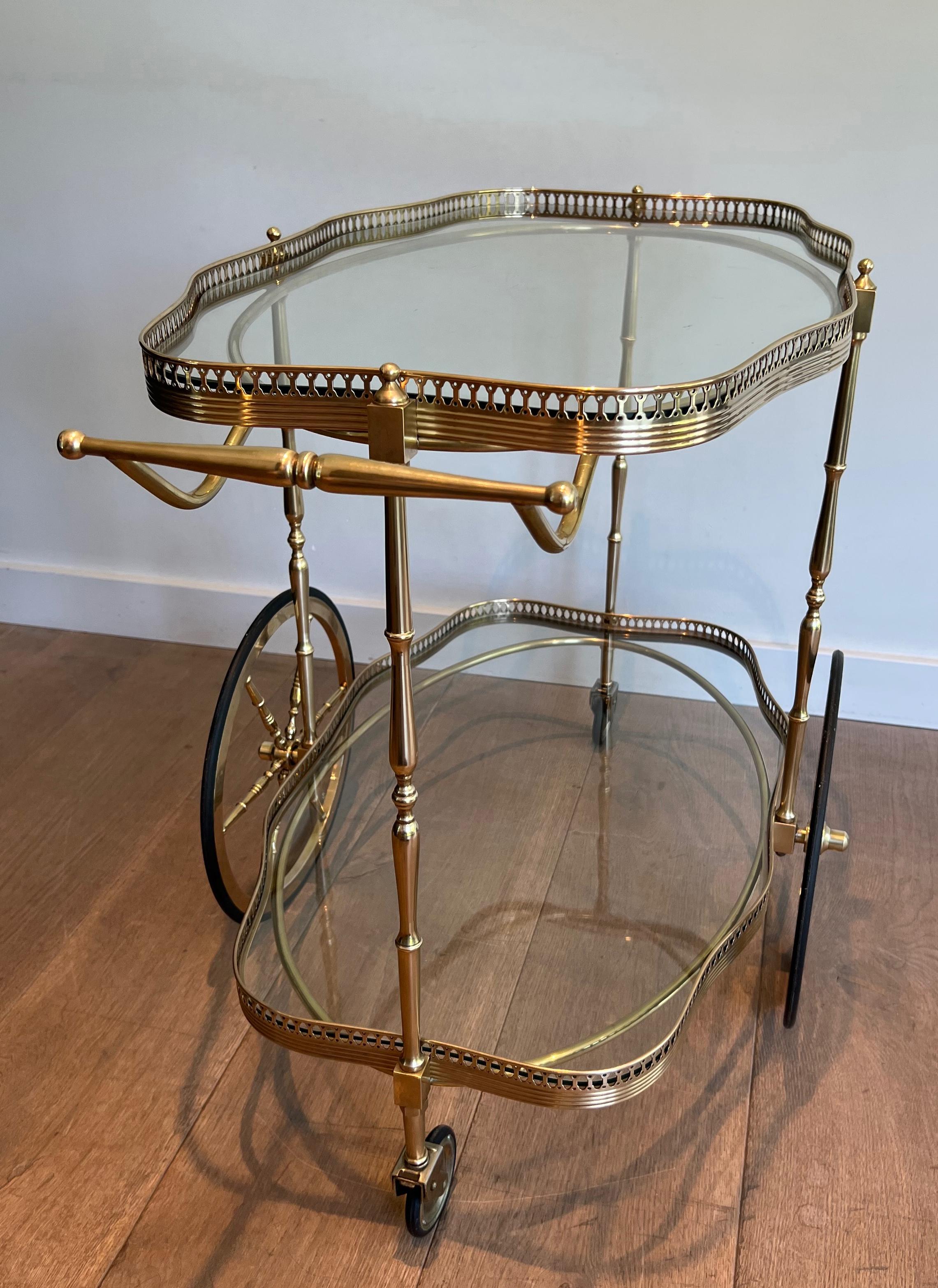 Français Chariot de bar ovale de style néoclassique avec deux étagères en verre en vente