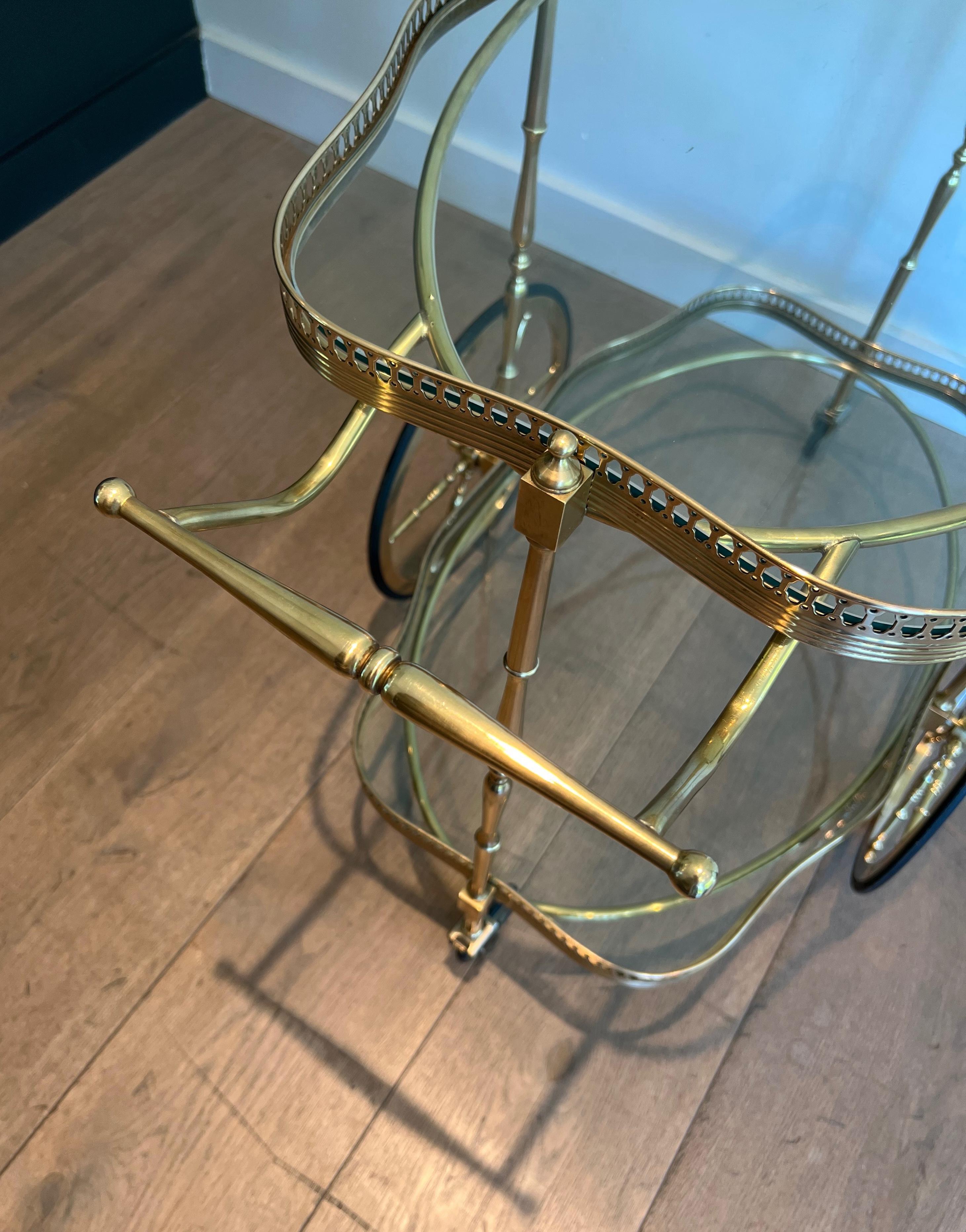 Chariot de bar ovale de style néoclassique avec deux étagères en verre Bon état - En vente à Marcq-en-Barœul, Hauts-de-France