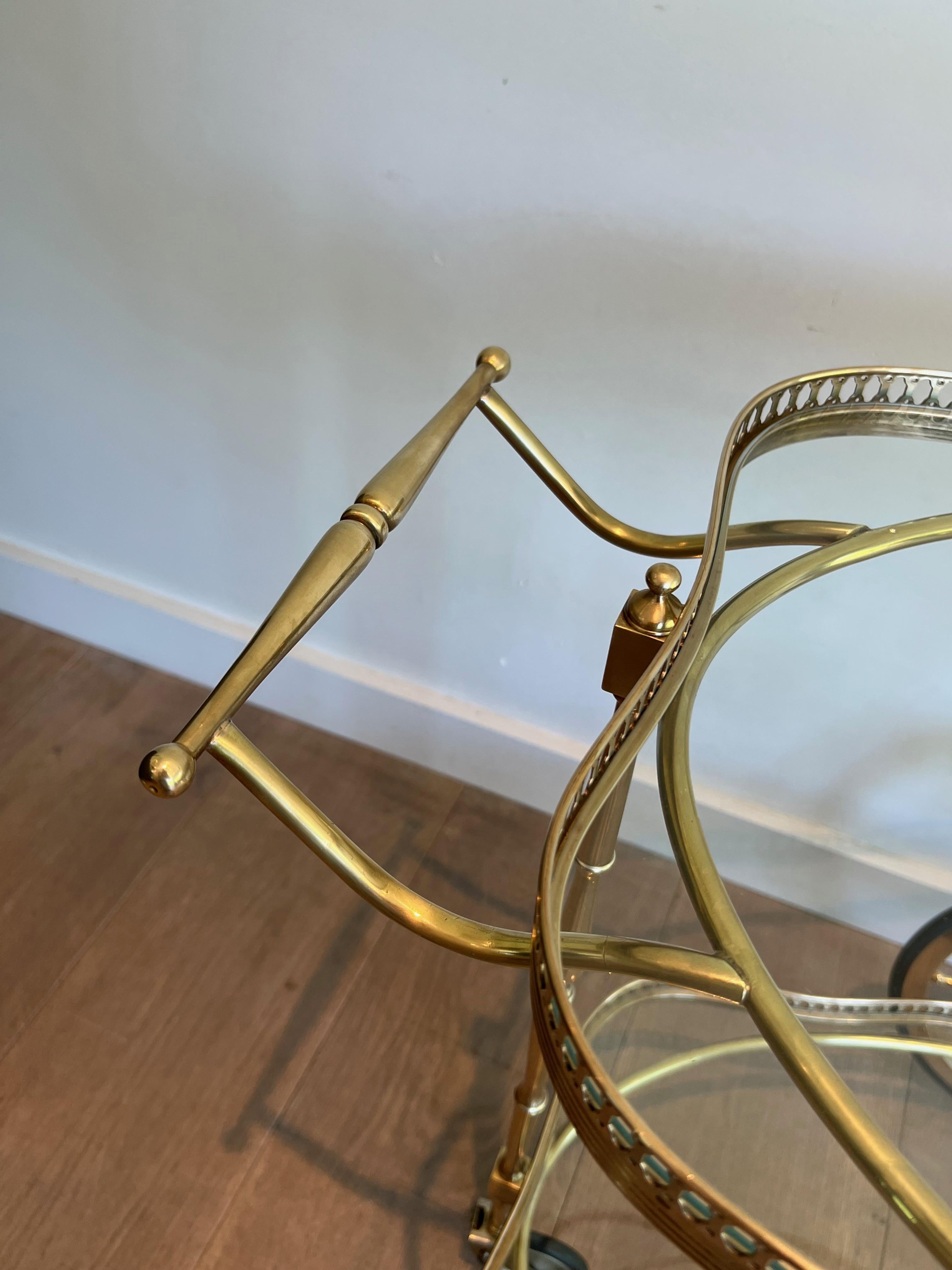 Milieu du XXe siècle Chariot de bar ovale de style néoclassique avec deux étagères en verre en vente